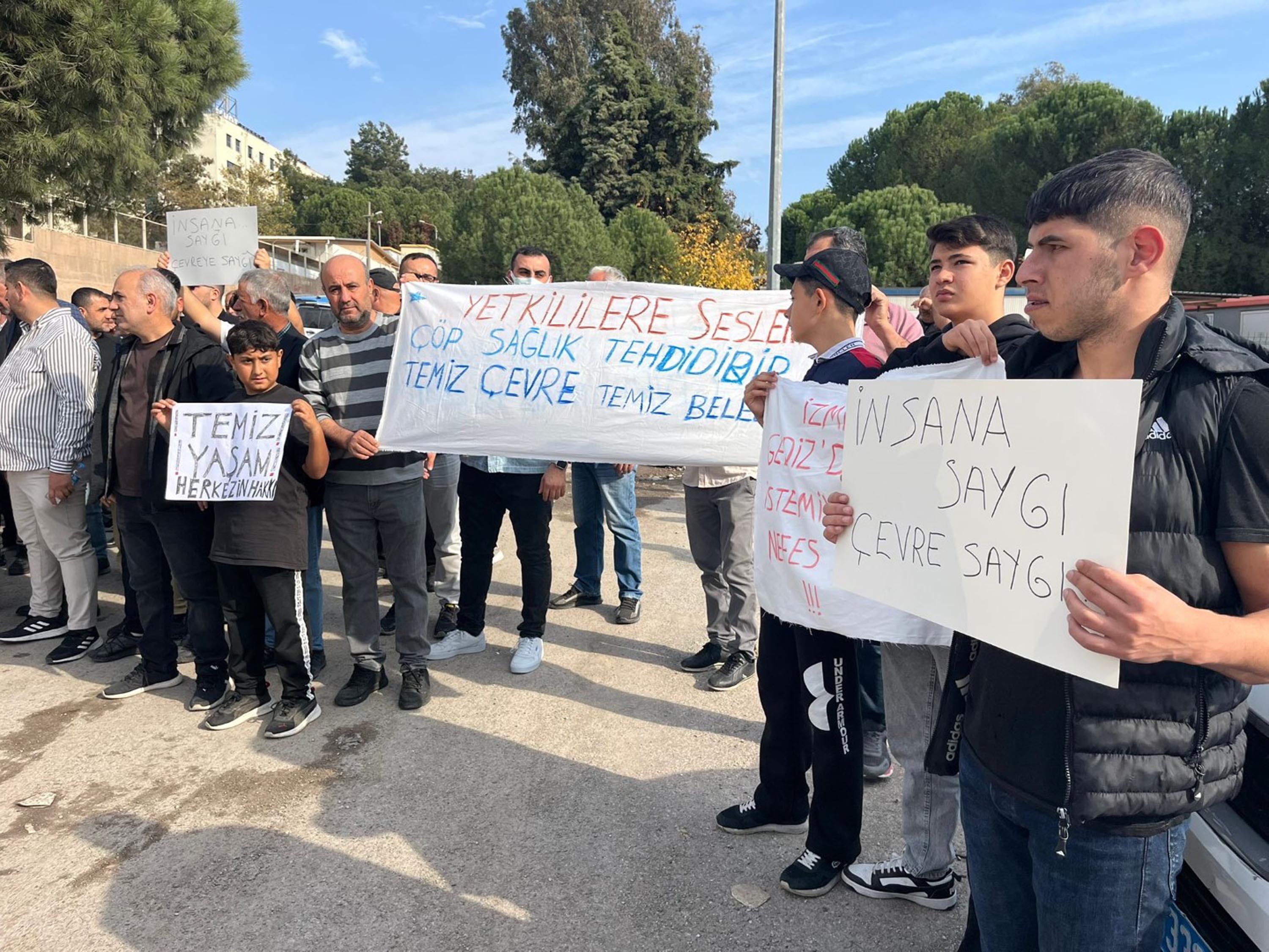 Buca'da mahalleliden 'çöp' eylemi