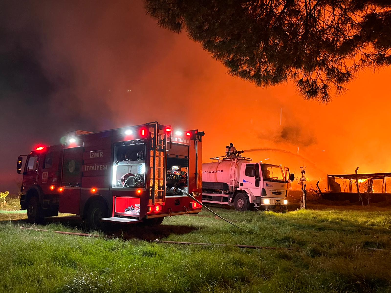 İzmir’de belediyeye ait çöp depolama alanında yangın