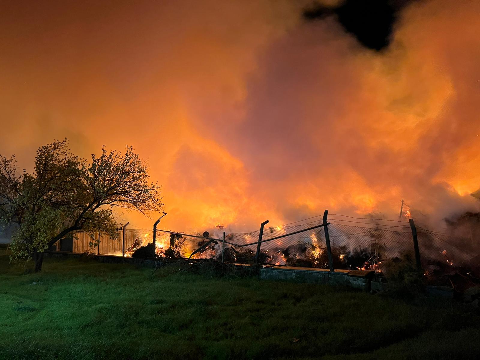 İzmir’de belediyeye ait çöp depolama alanında yangın