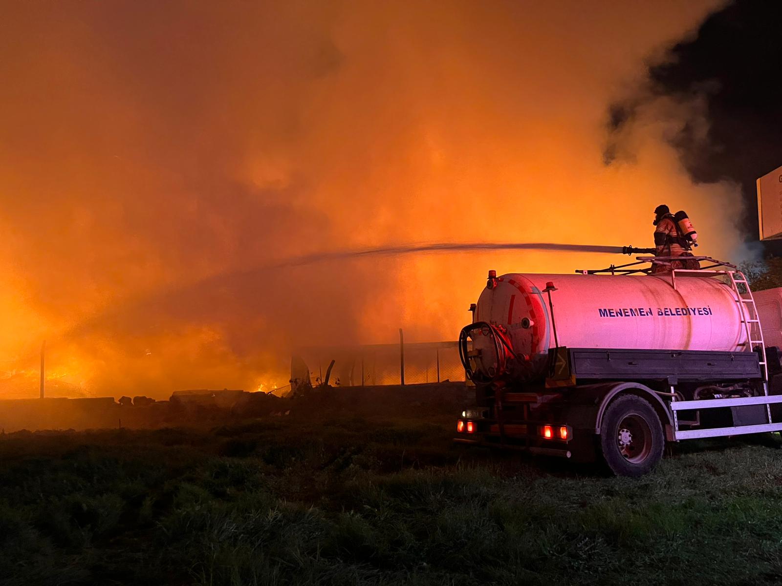 İzmir’de belediyeye ait çöp depolama alanında yangın