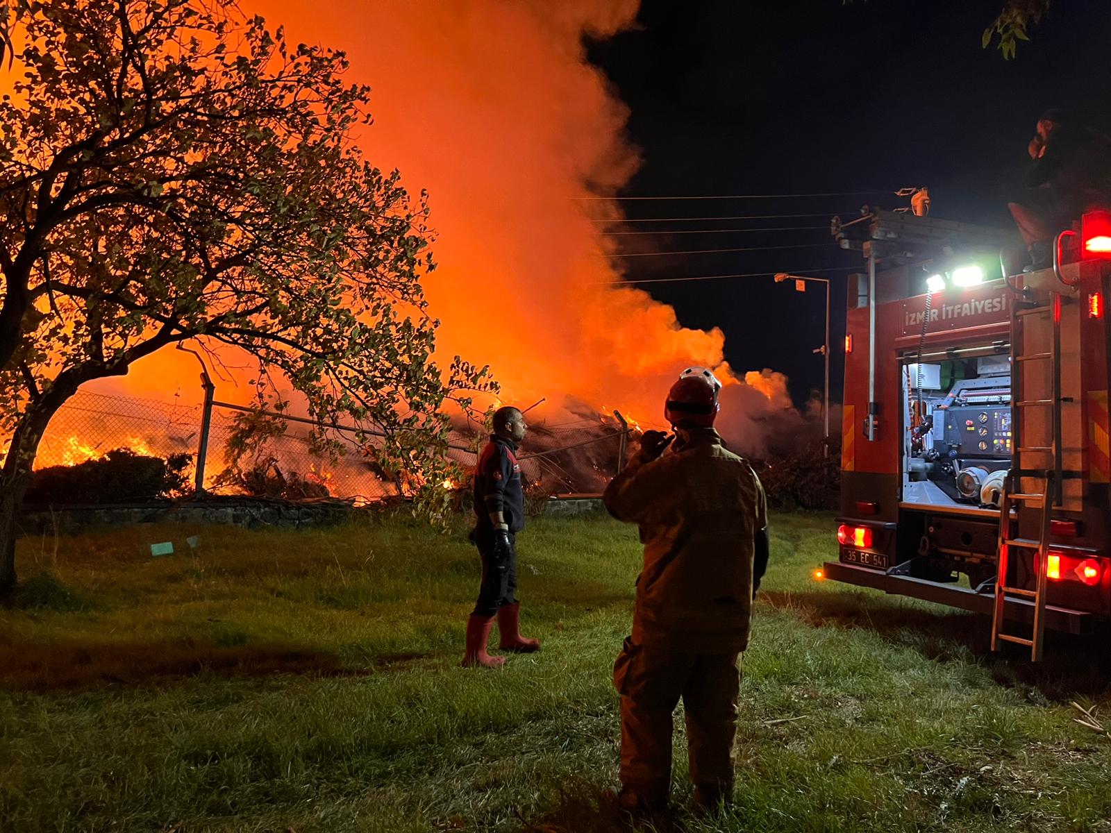 İzmir’de belediyeye ait çöp depolama alanında yangın