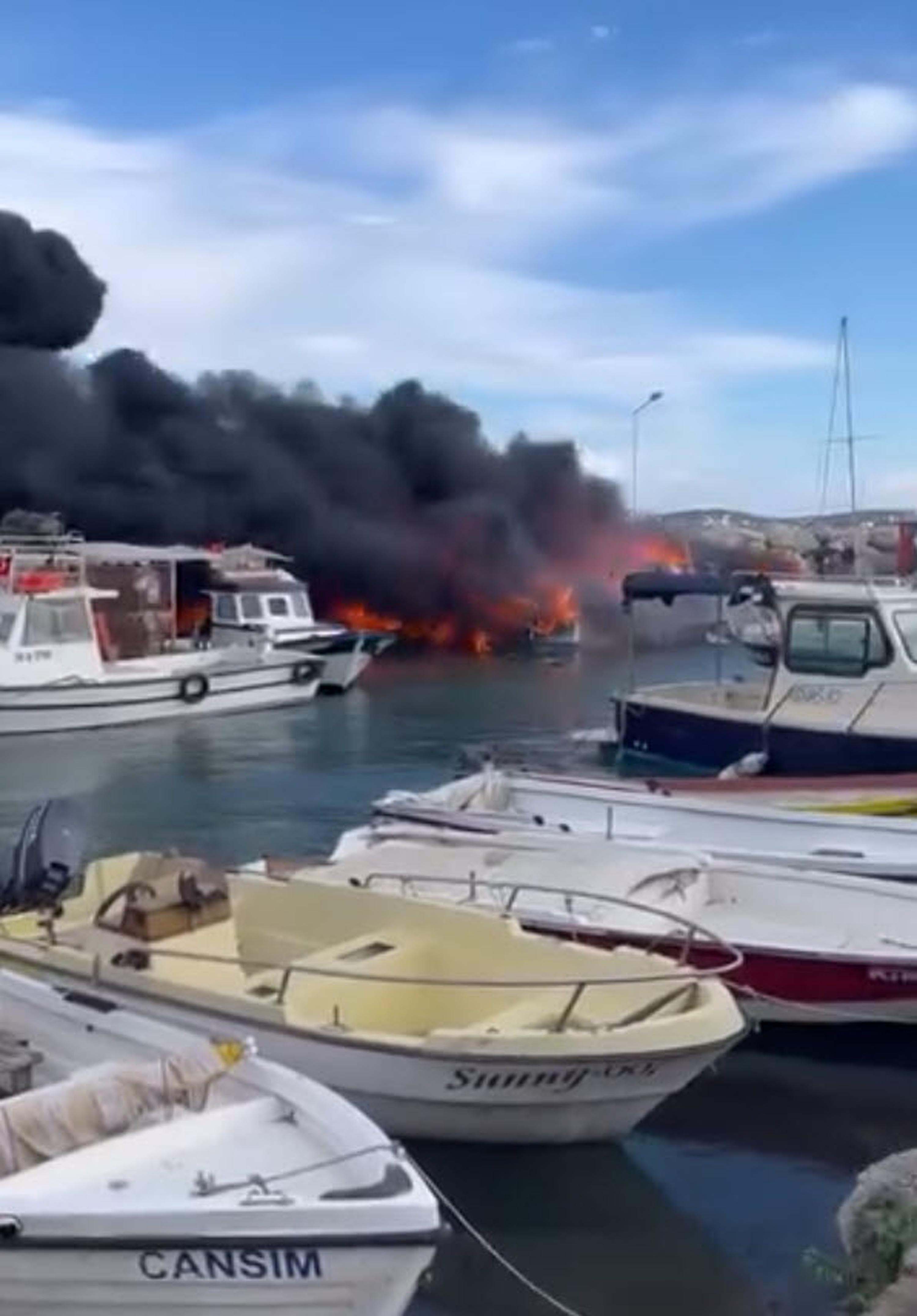 Çeşme'de 7 tekne alev alev yandı