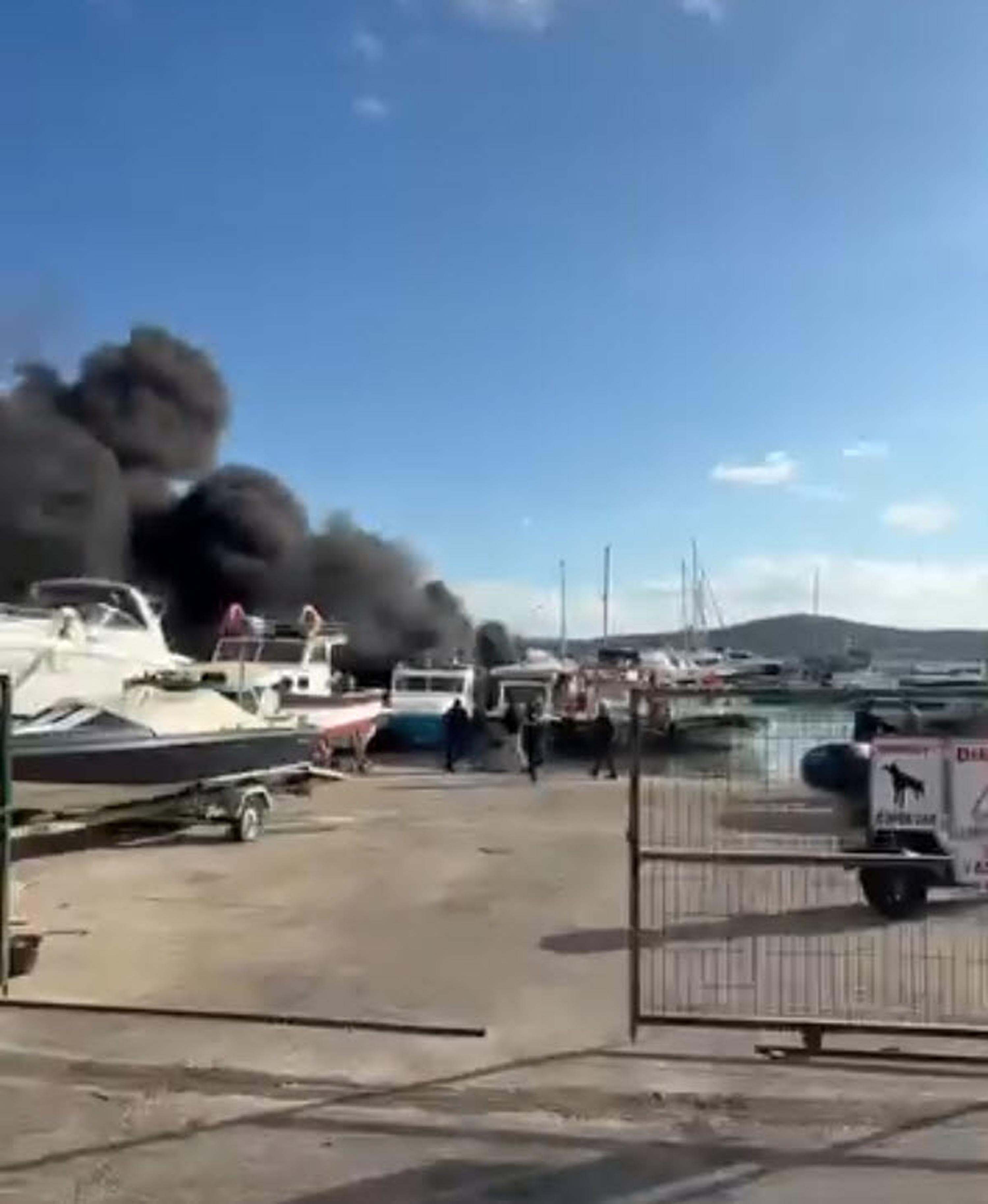 Çeşme'de 7 tekne alev alev yandı