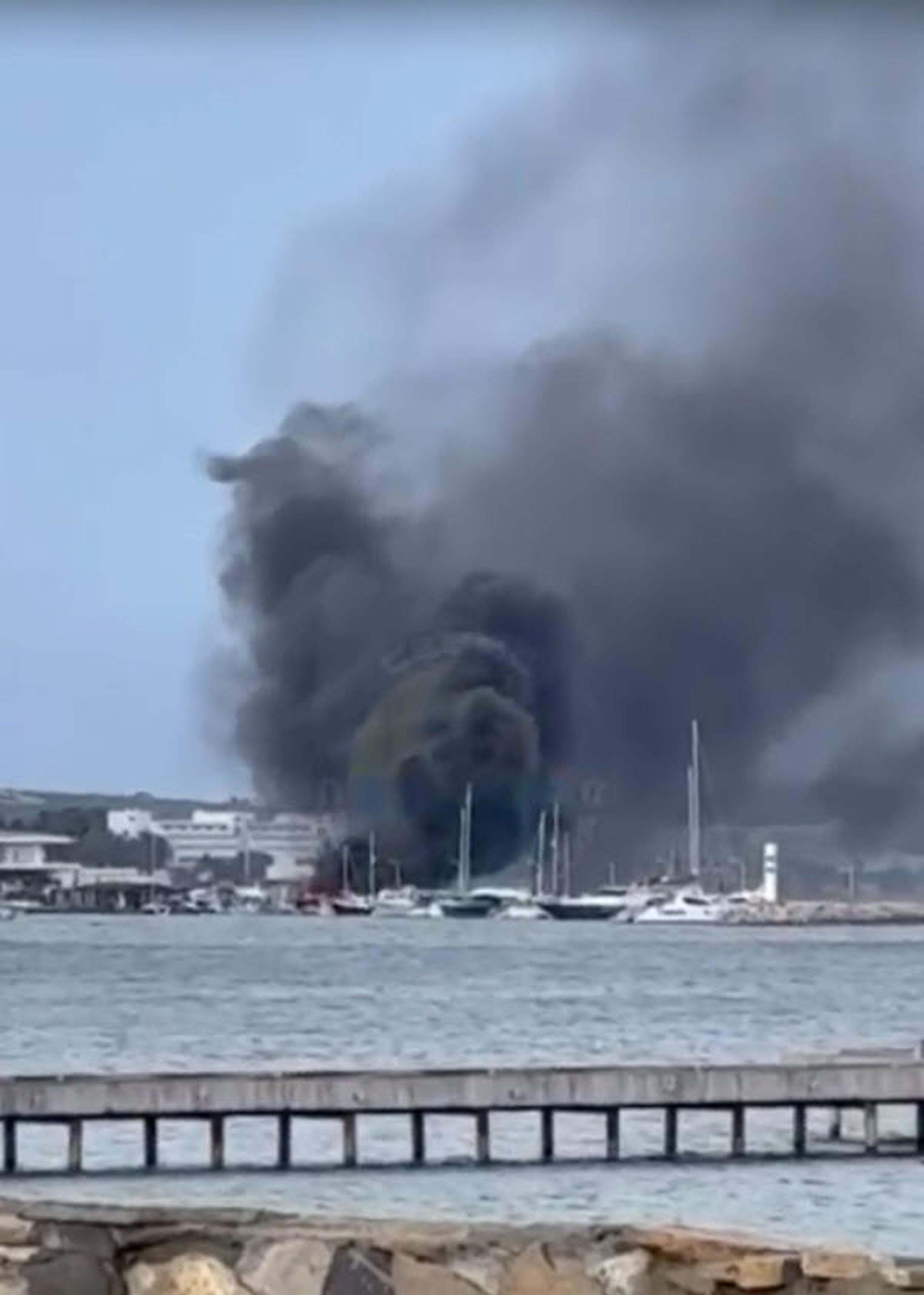 Çeşme'de 7 tekne alev alev yandı