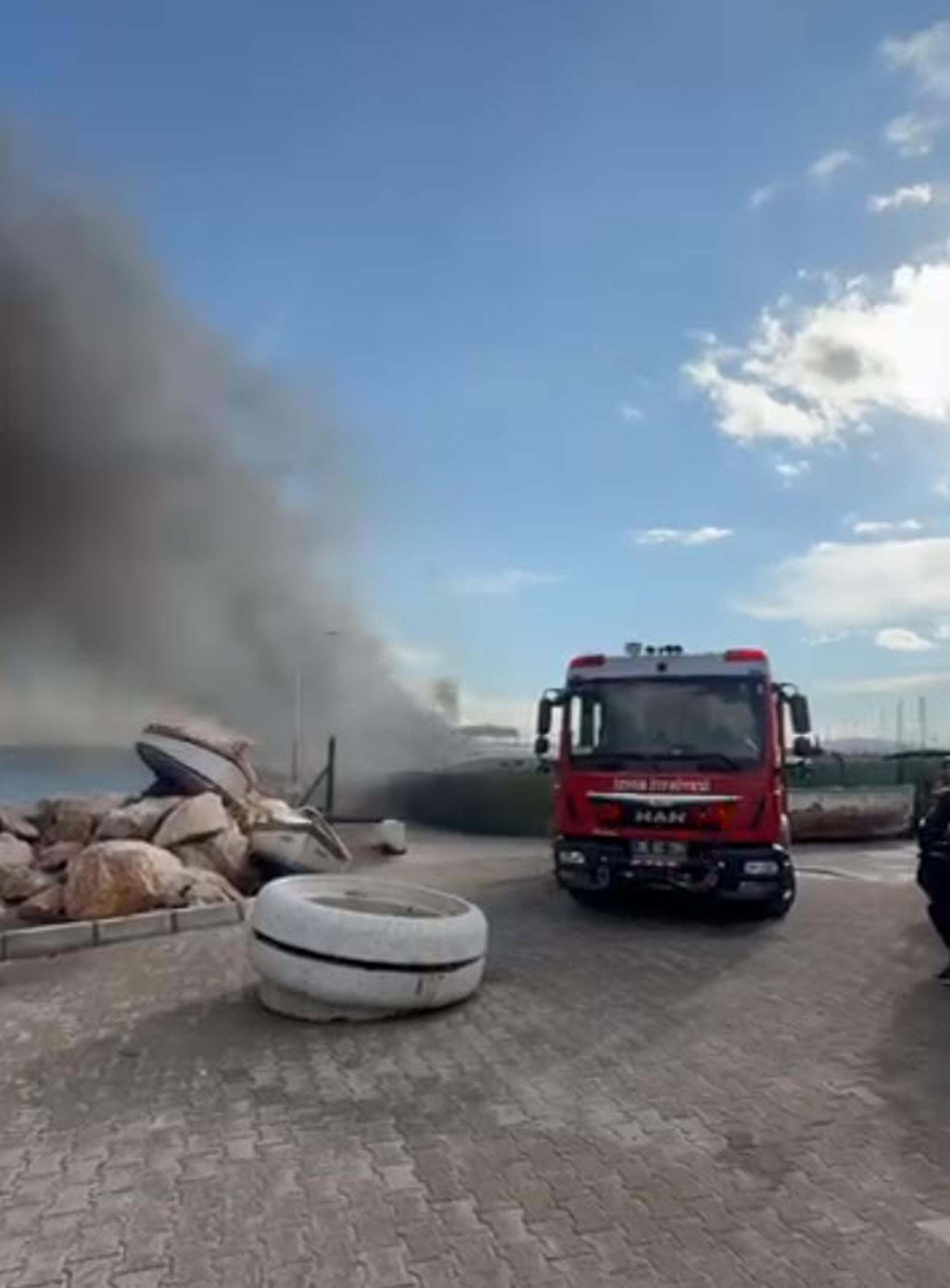 Çeşme'de 7 tekne alev alev yandı