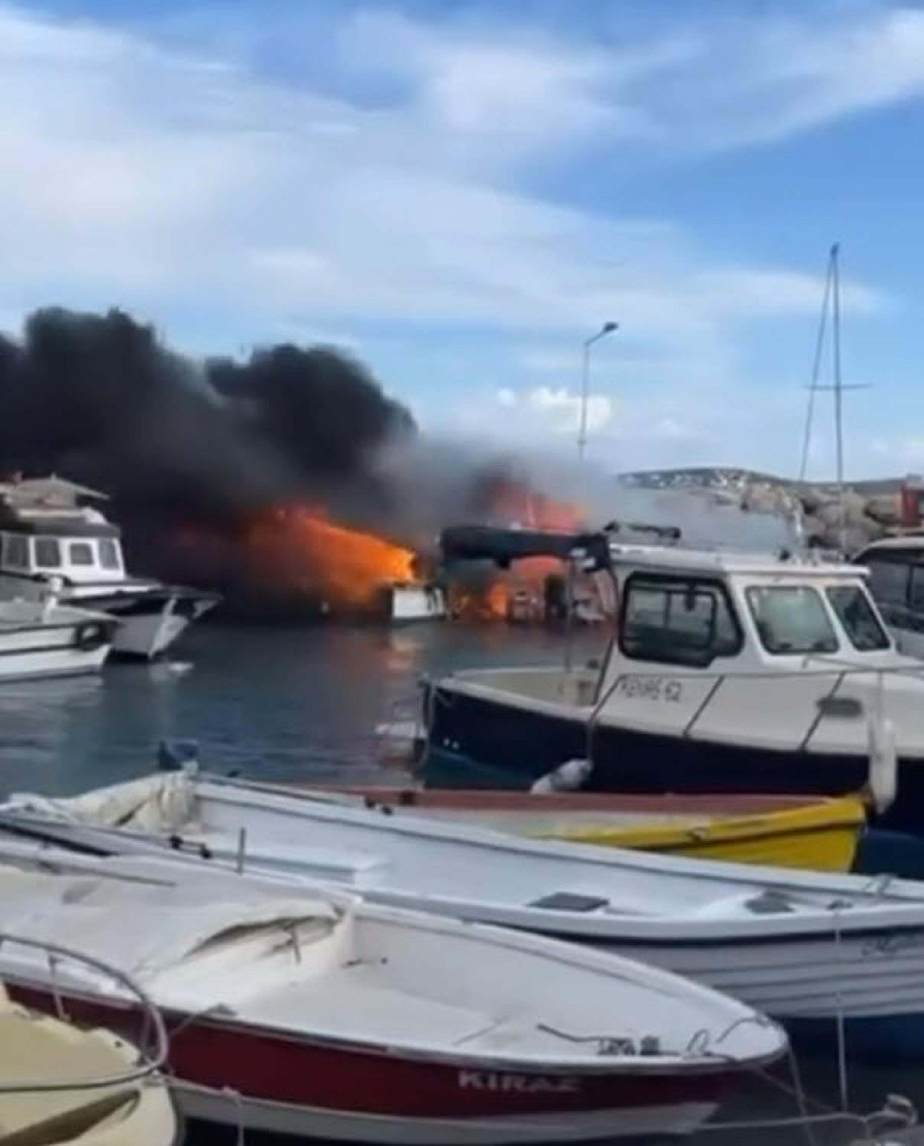 Çeşme'de 7 tekne alev alev yandı