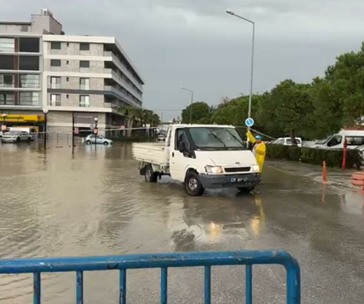 İzmir'de sağanak etkili oldu