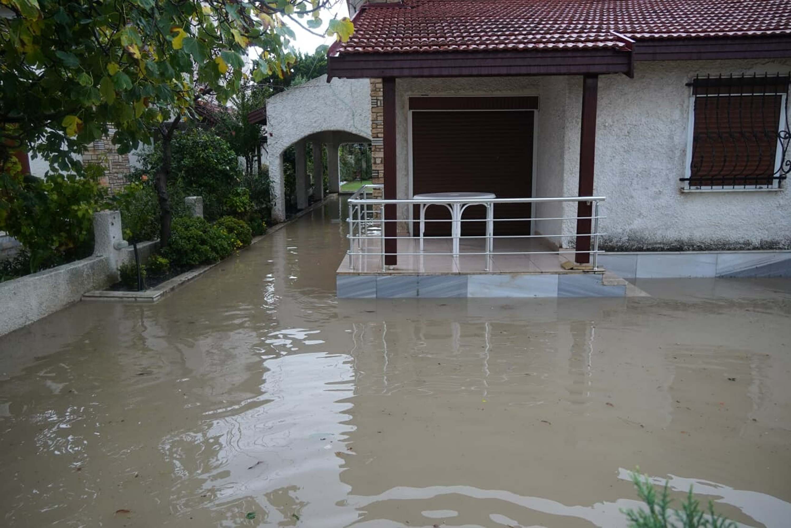 İzmir'de sağanak etkili oldu