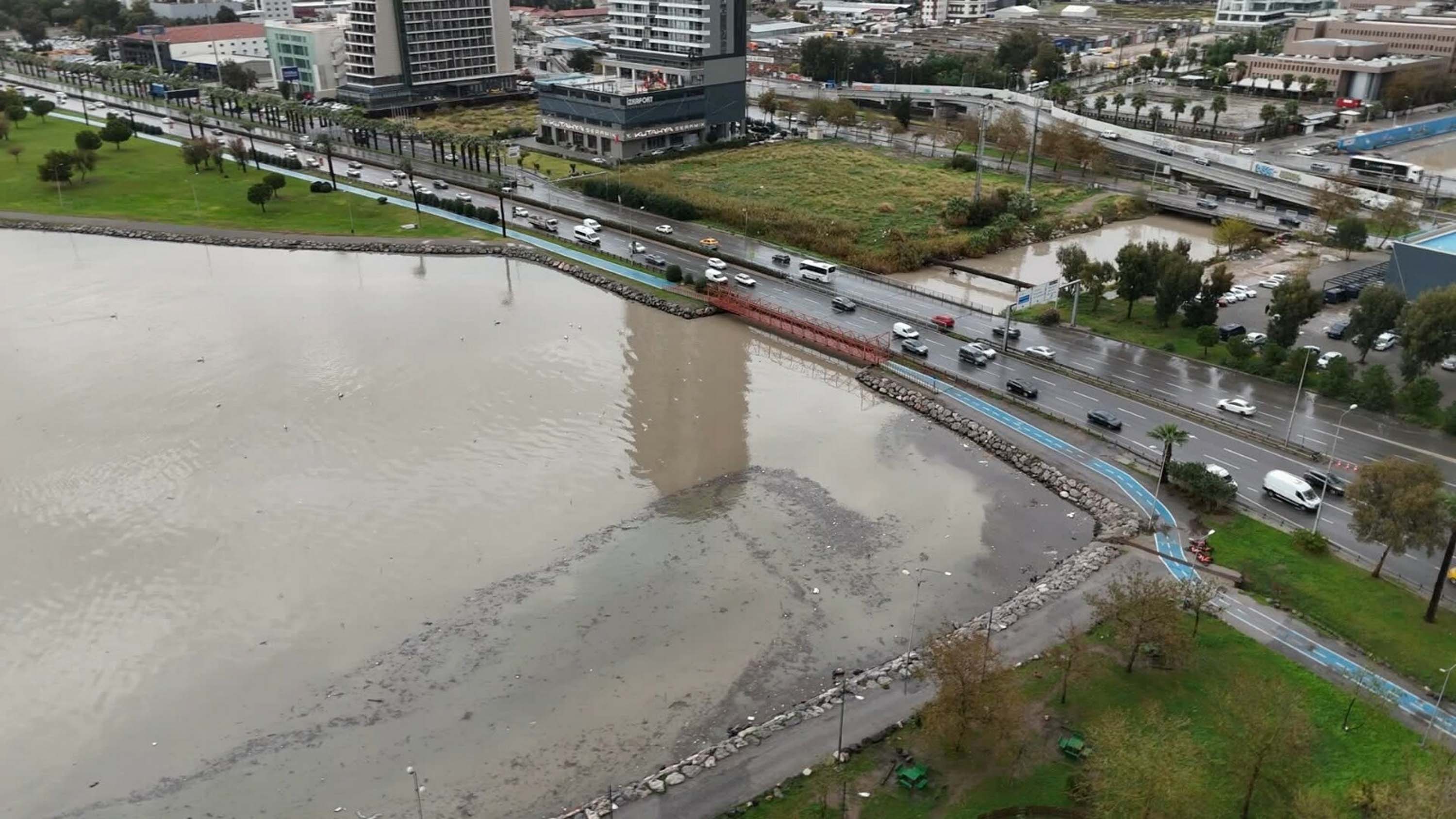 İzmir'de sağanak etkili oldu