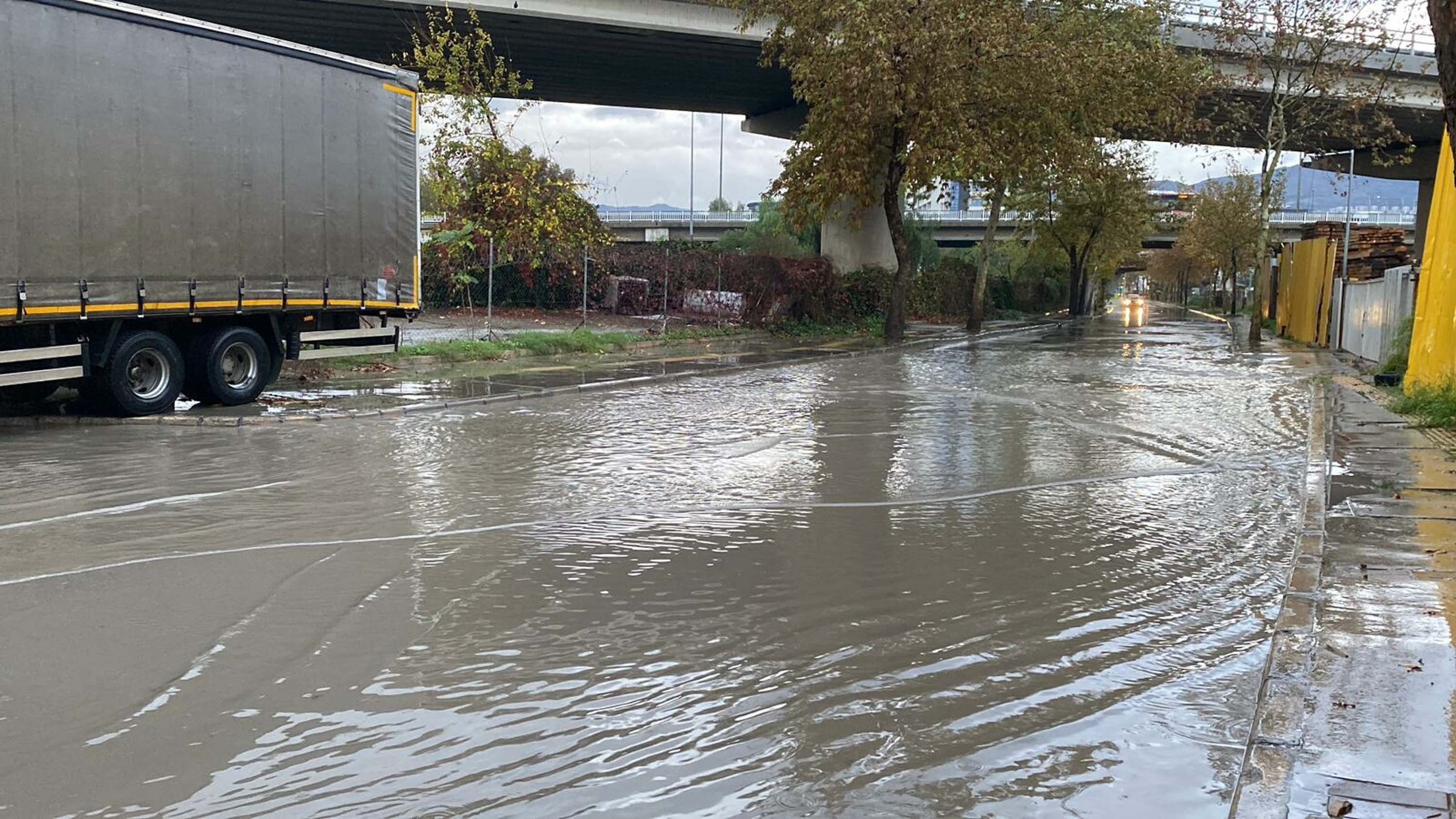 İzmir'de sağanak etkili oldu