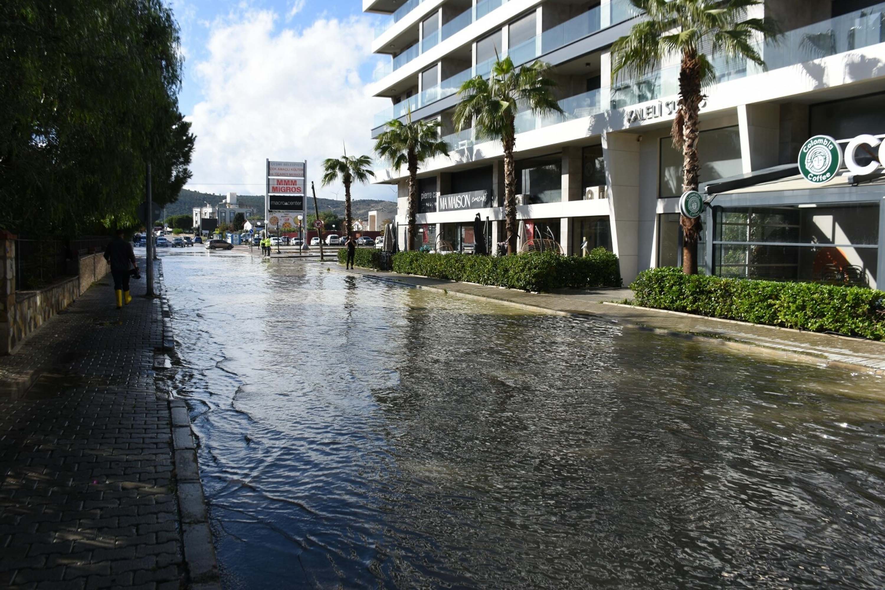 İzmir'de sağanak etkili oldu