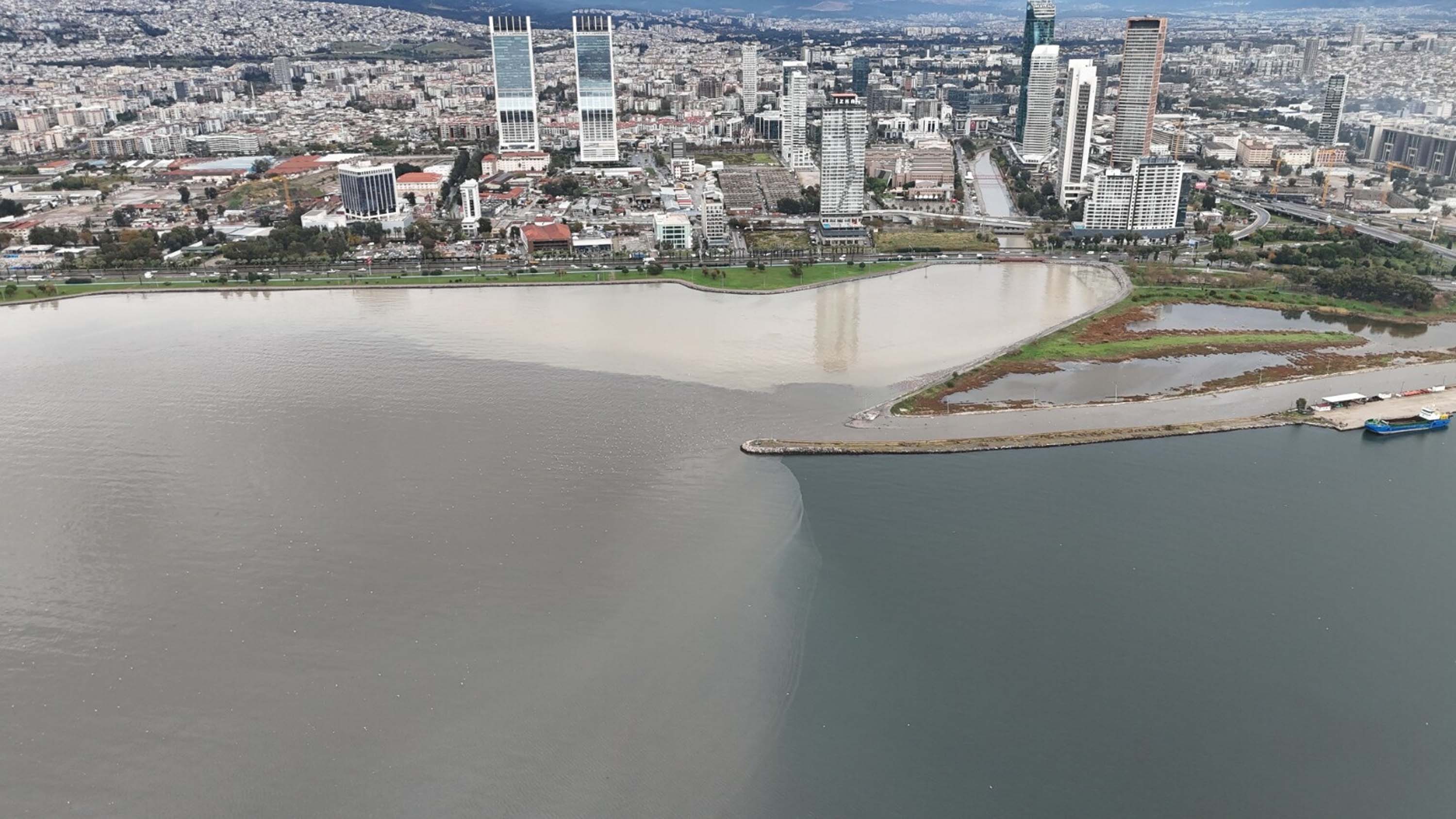 İzmir'de sağanak etkili oldu