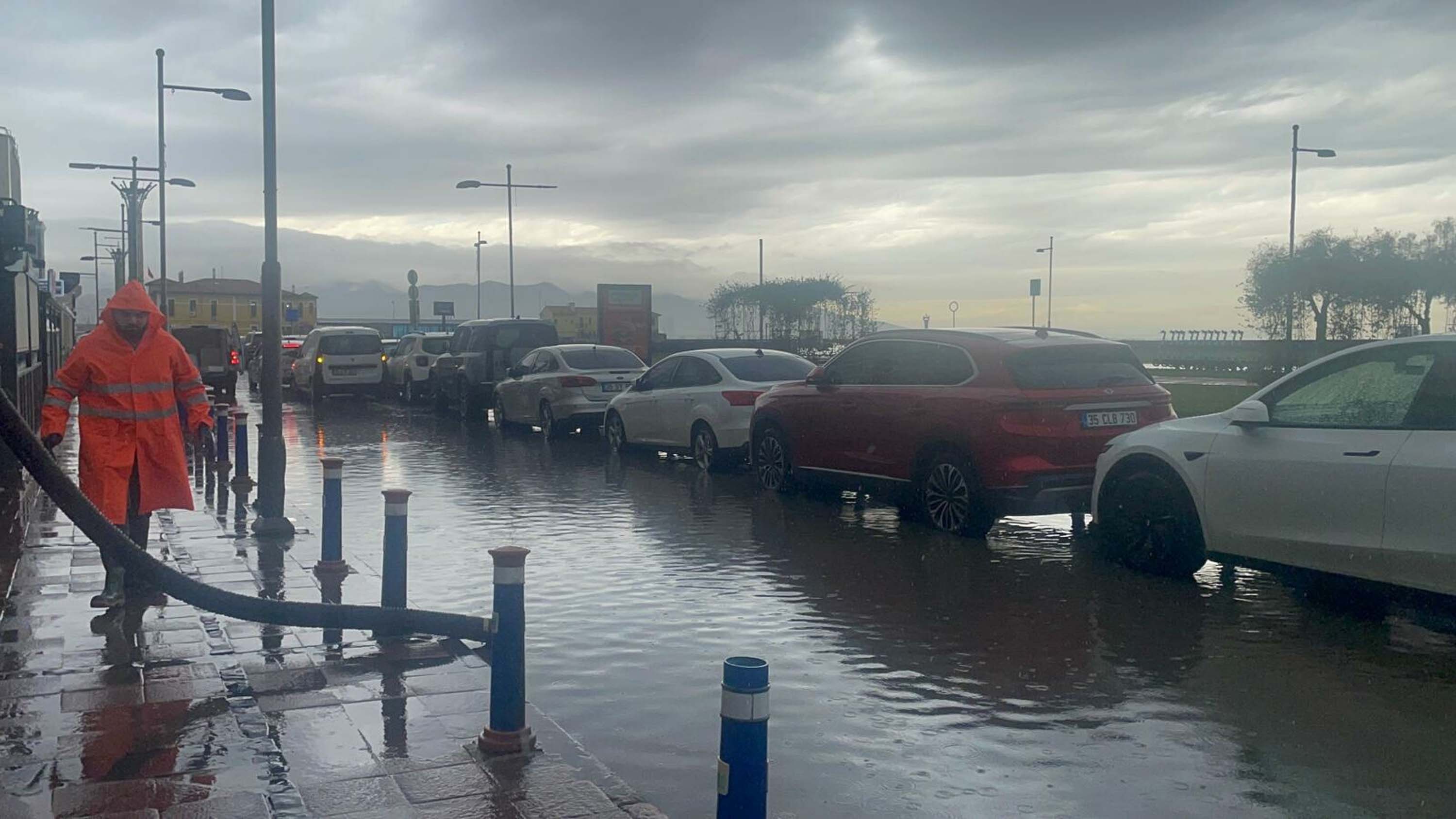 İzmir'de sağanak etkili oldu