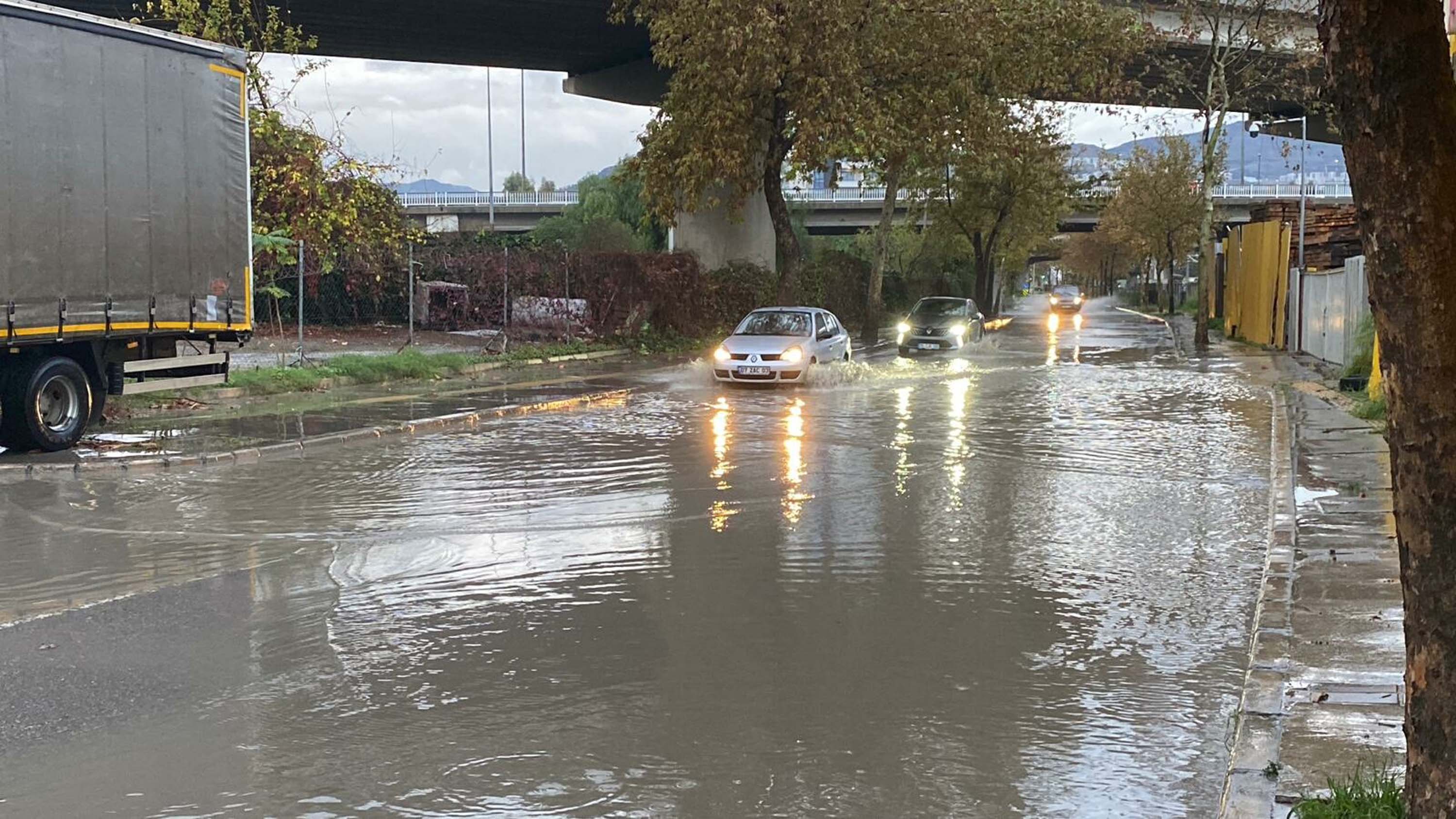 İzmir'de sağanak etkili oldu