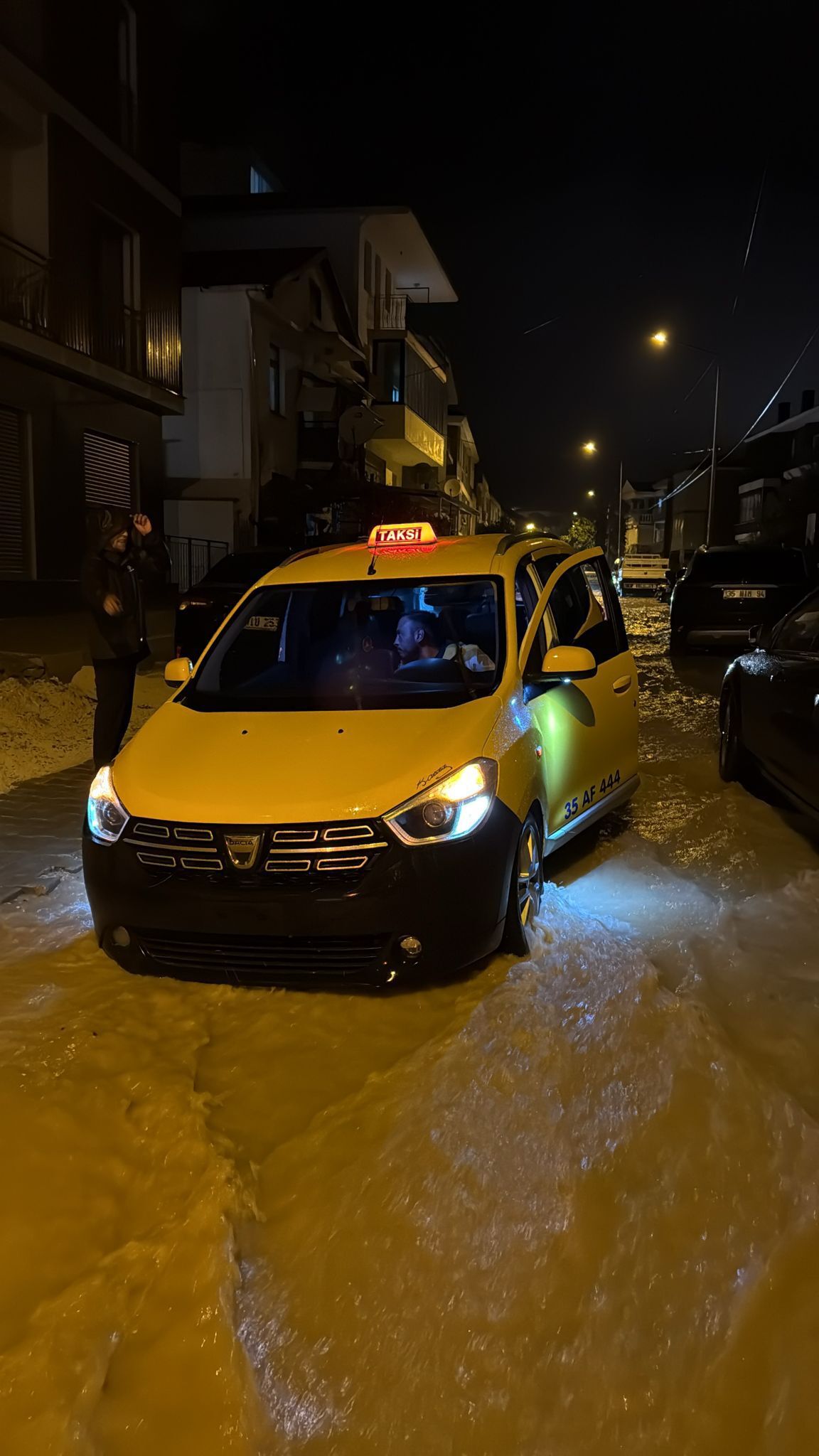 İzmir'de sağanak etkili oldu