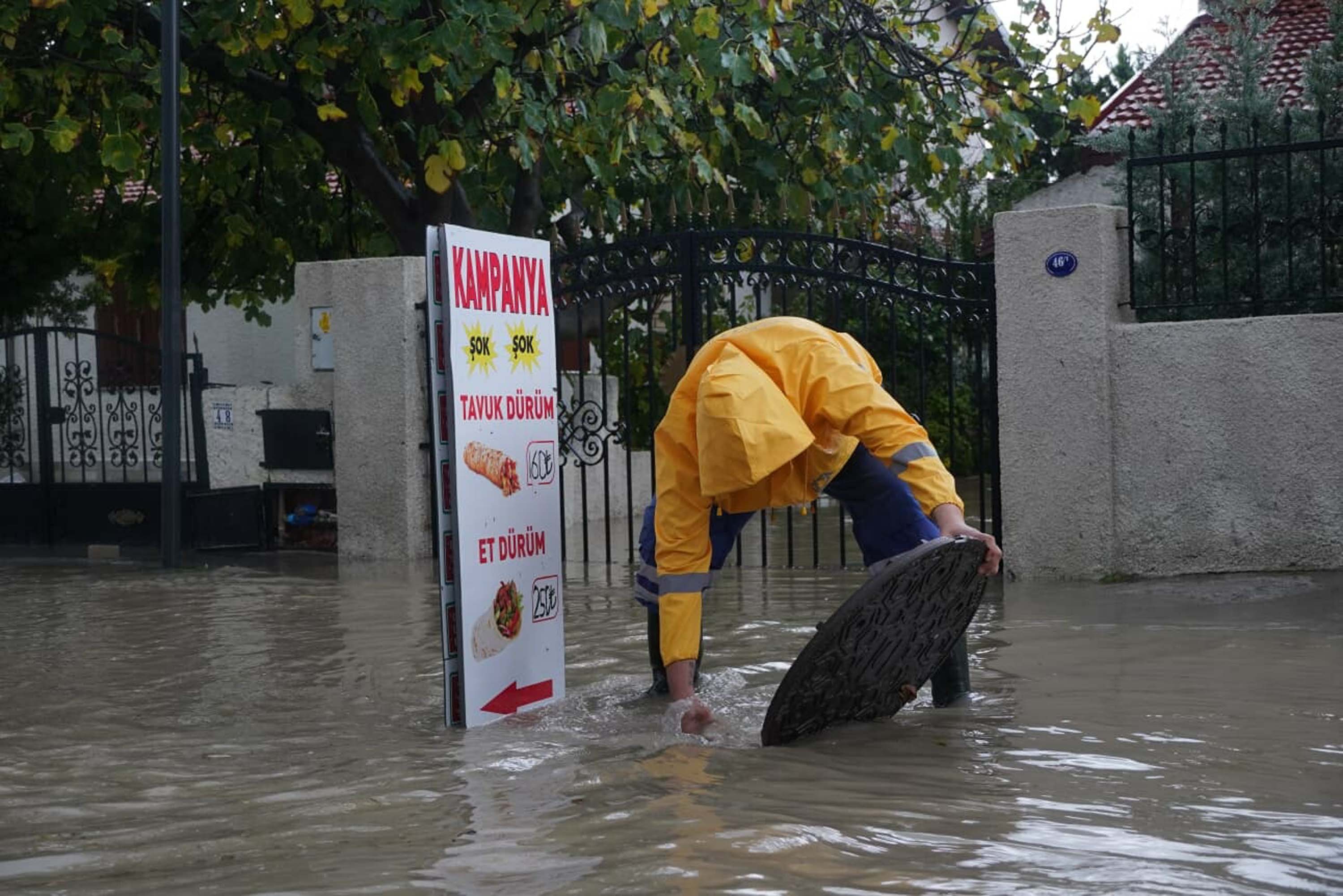 İzmir'de sağanak etkili oldu