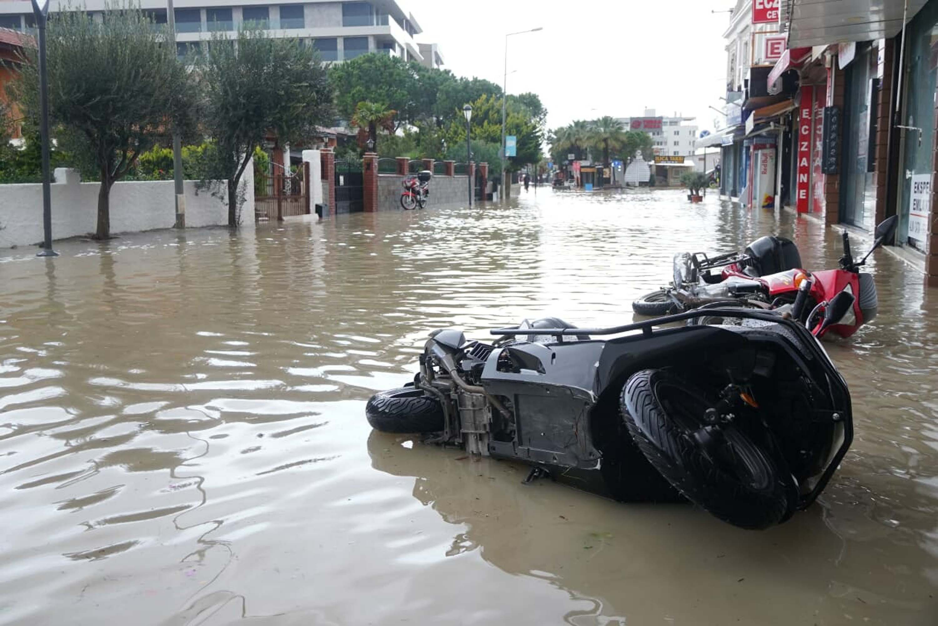 İzmir'de sağanak etkili oldu
