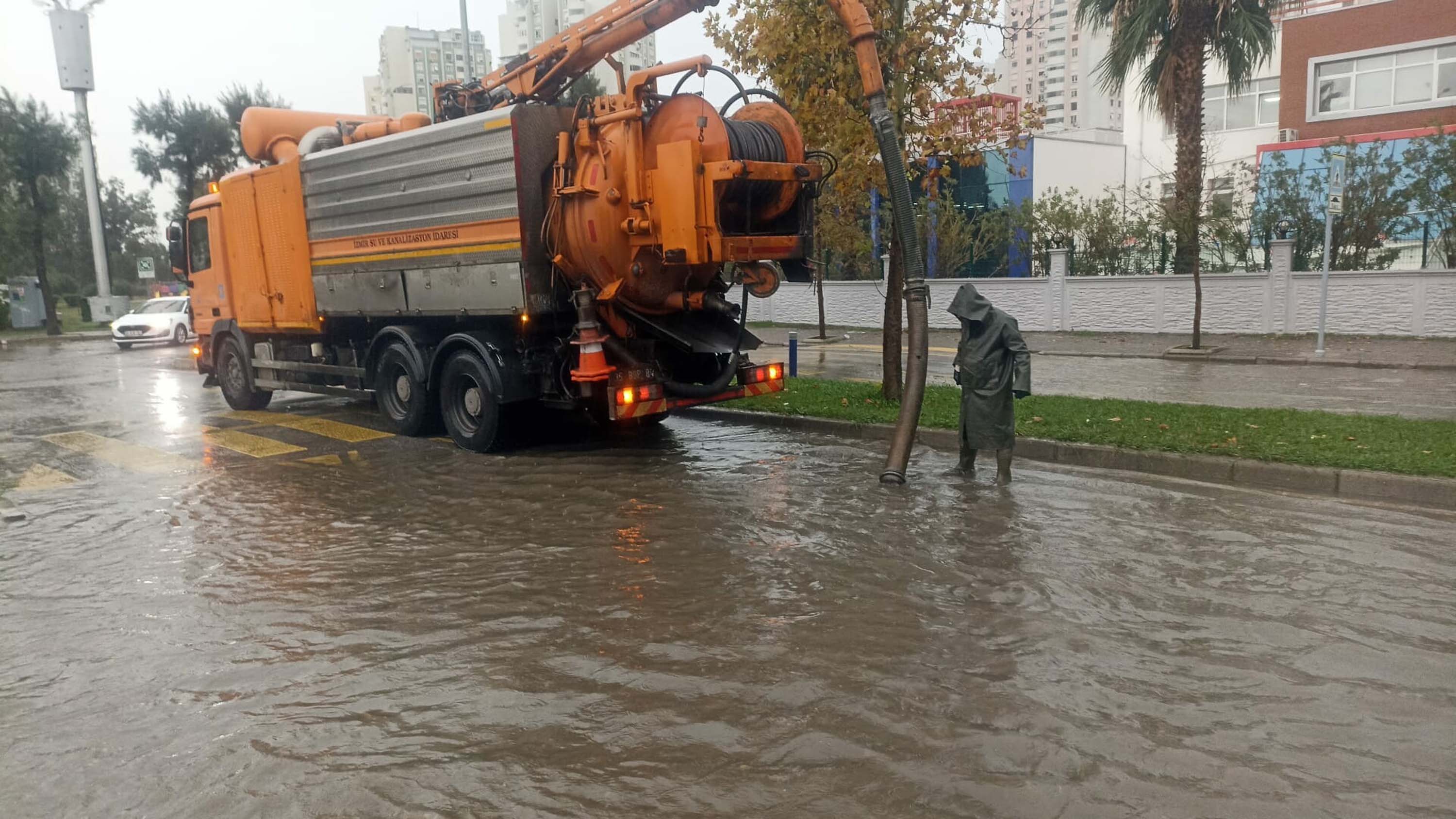 İzmir'de sağanak etkili oldu