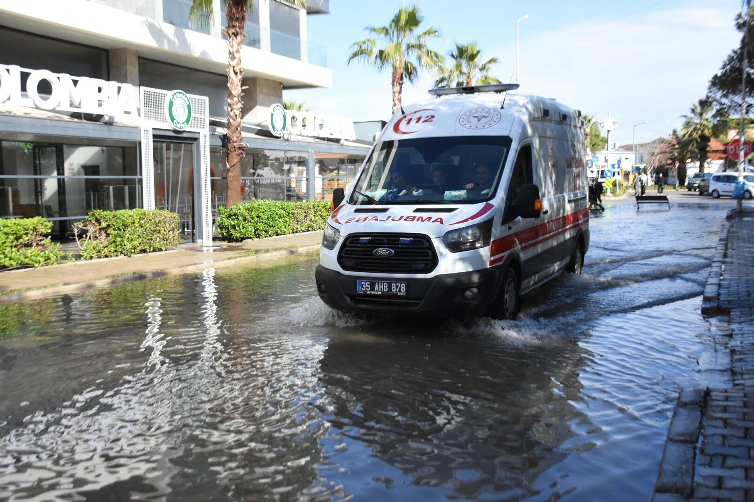 İzmir'de sağanak etkili oldu