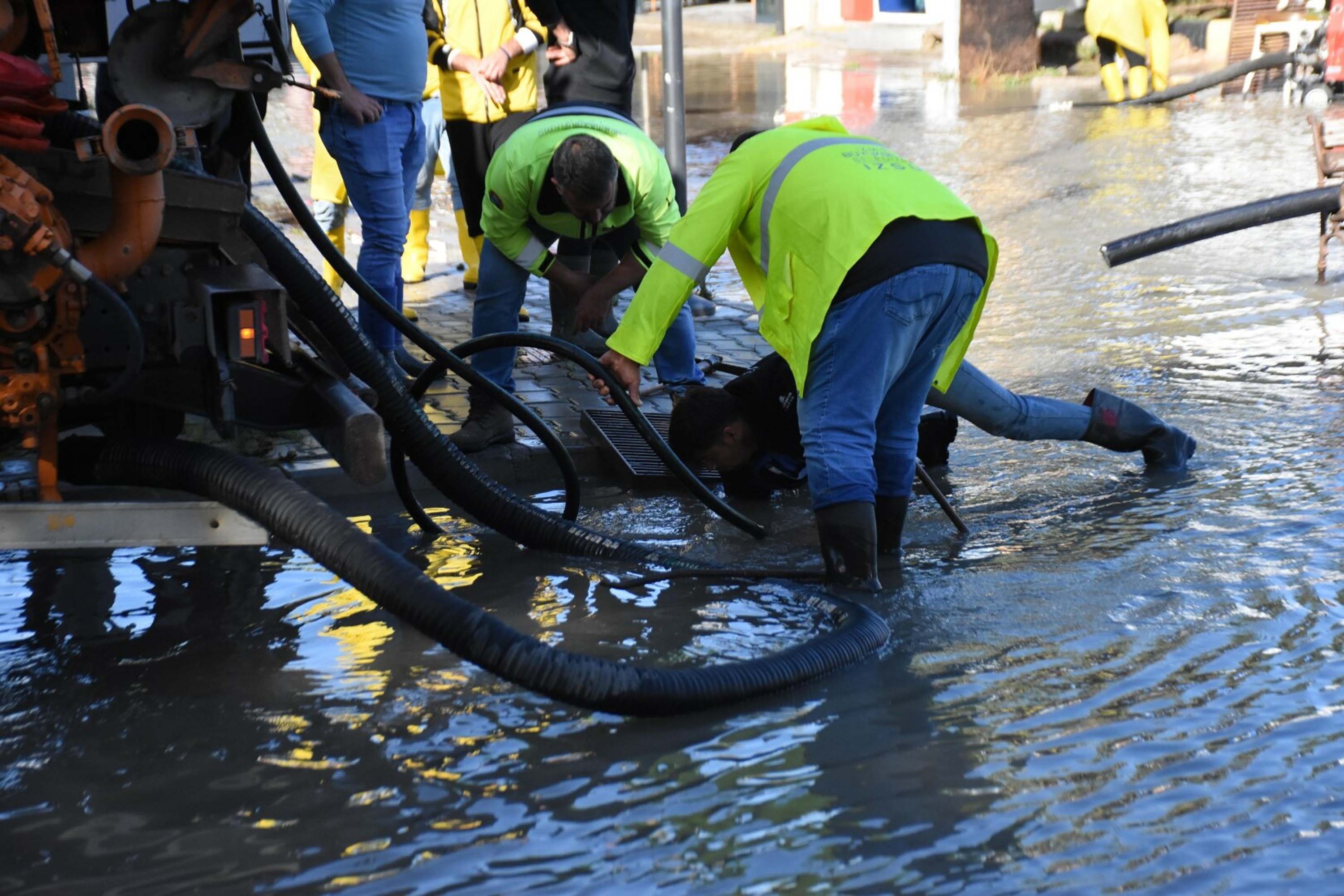 İzmir'de sağanak etkili oldu