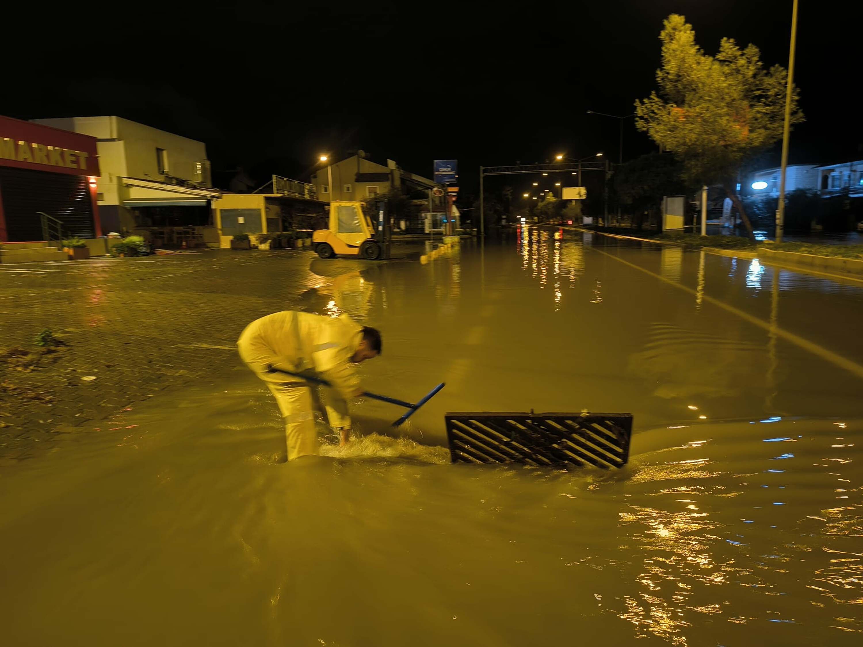 İzmir'de sağanak etkili oldu