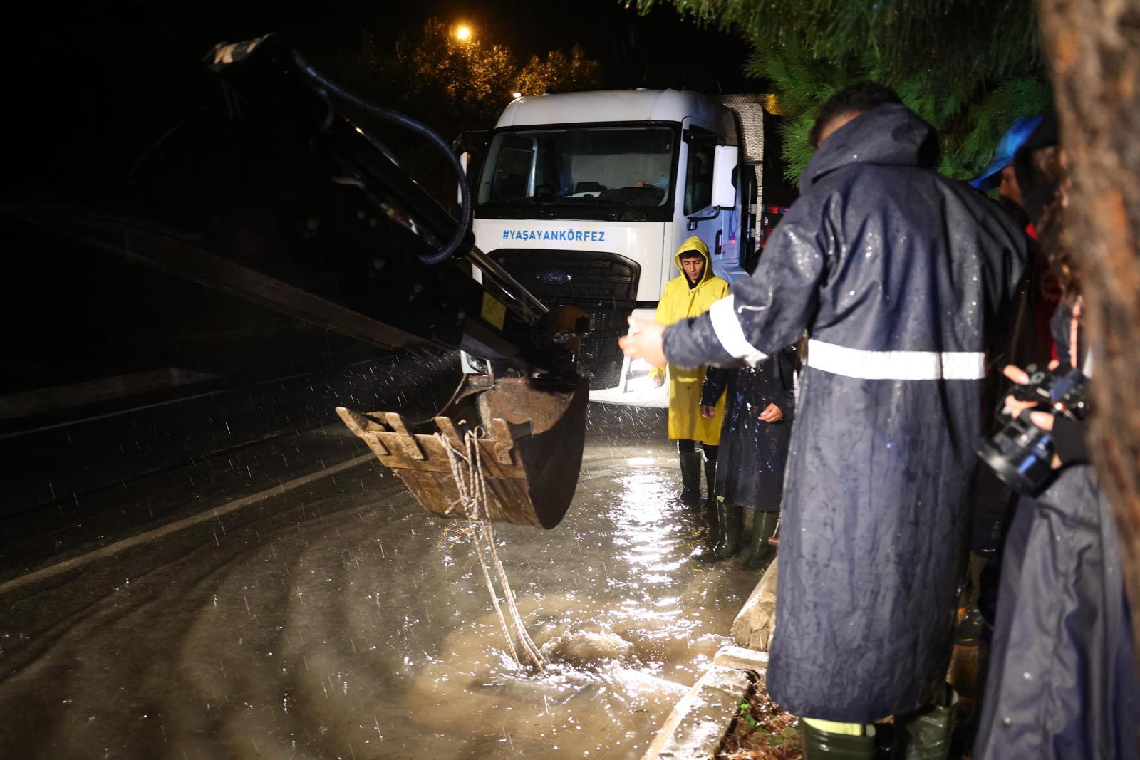 İzmir'de sağanak etkili oldu