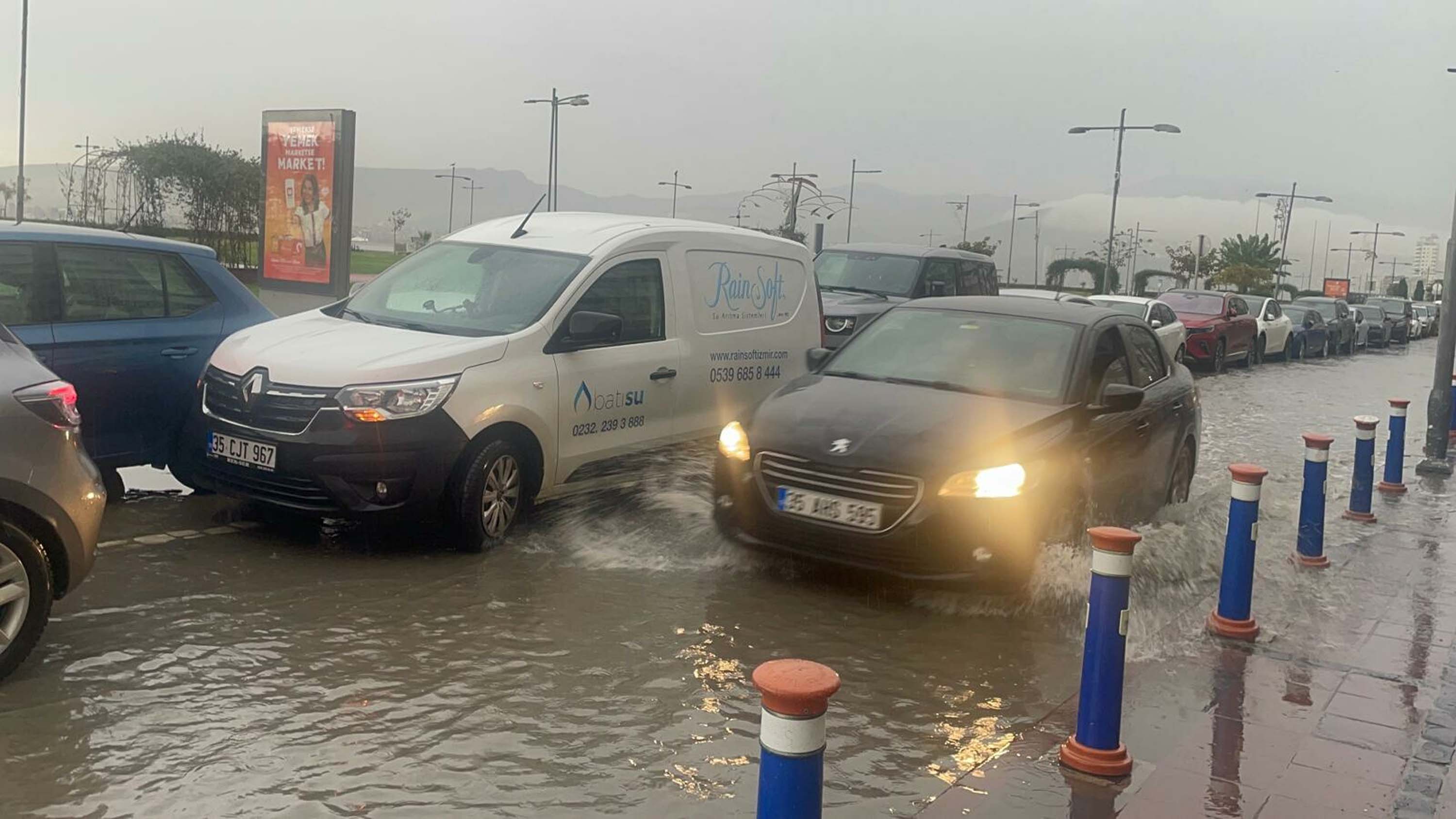 İzmir'de sağanak etkili oldu