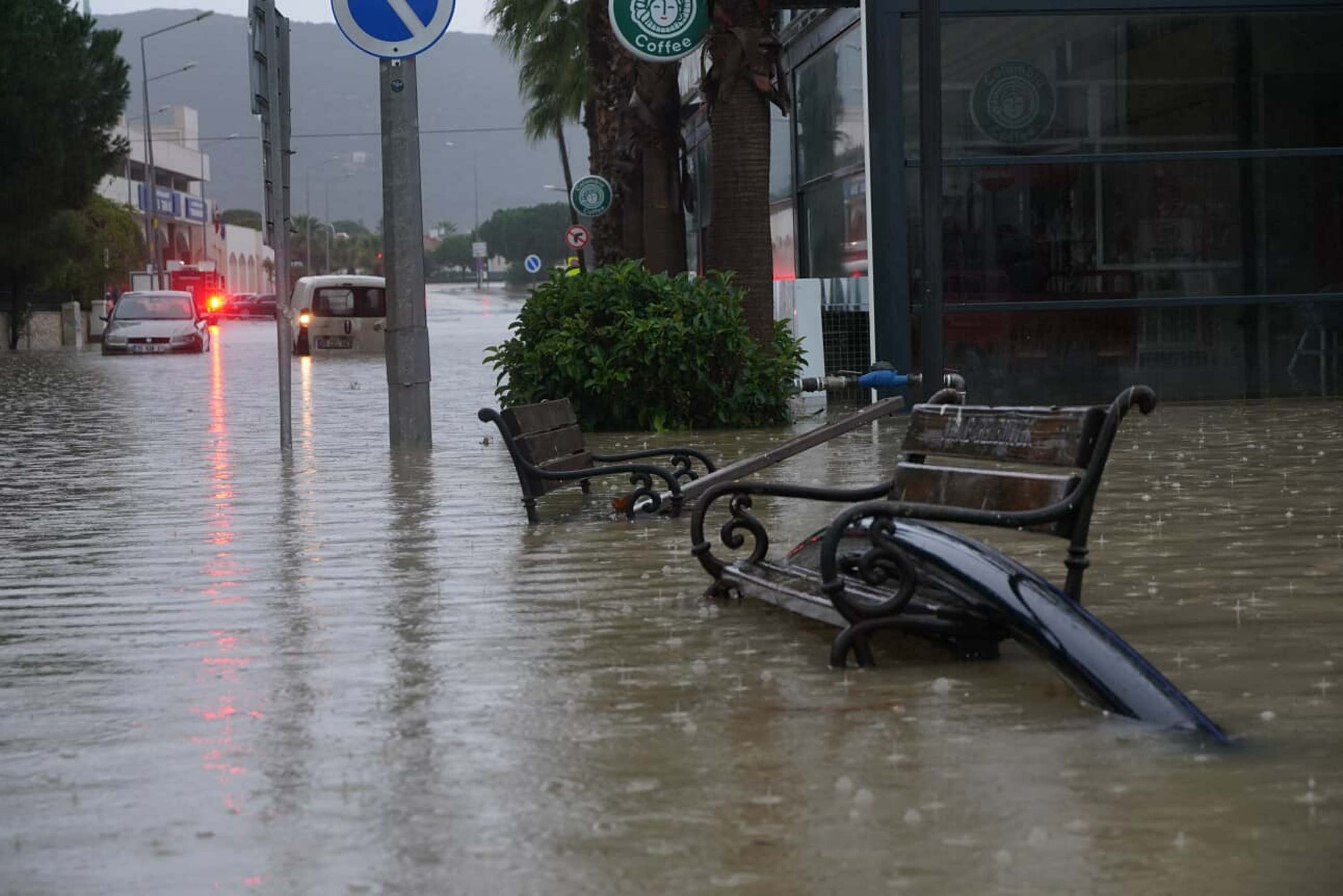 İzmir'de sağanak etkili oldu