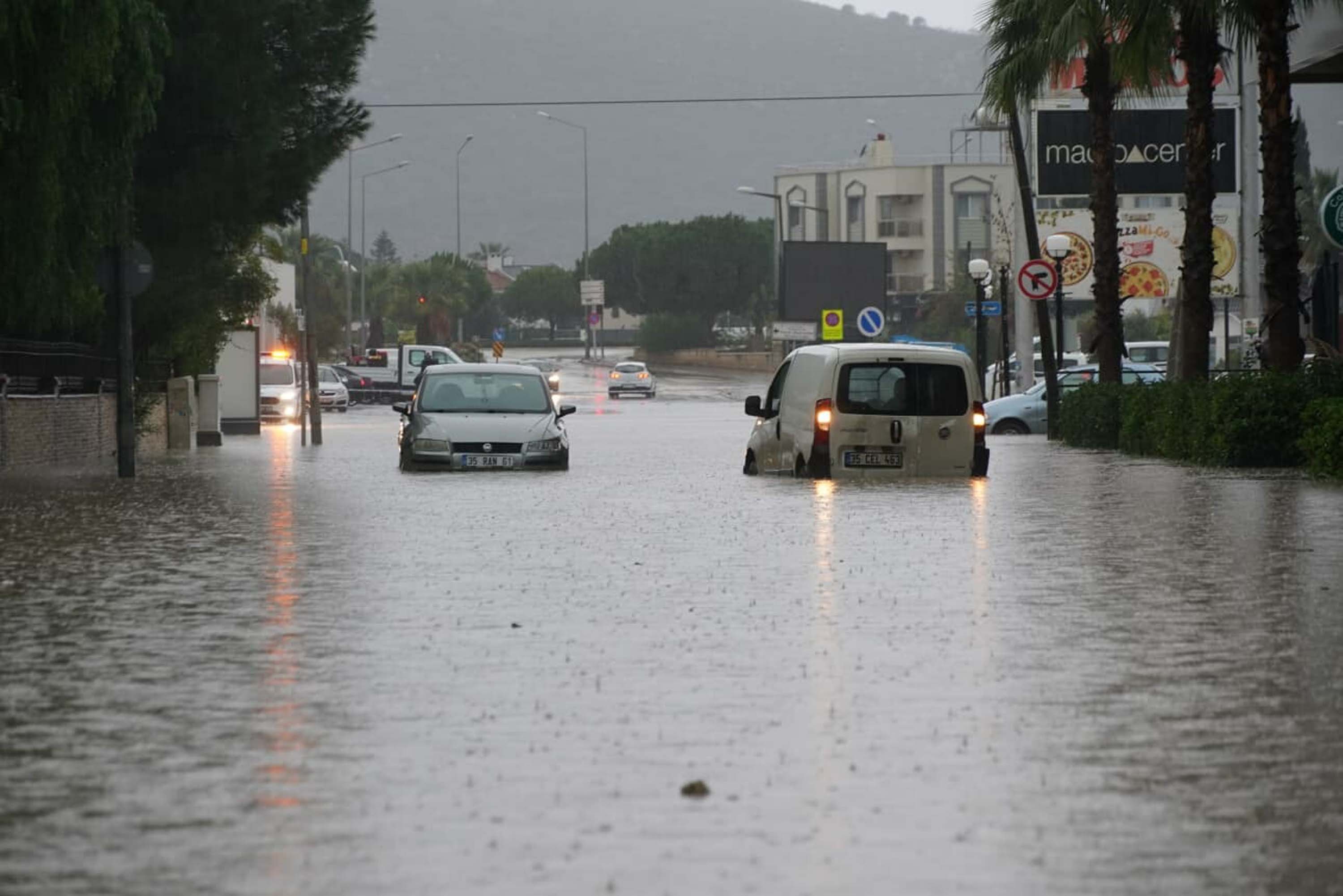 İzmir'de sağanak etkili oldu