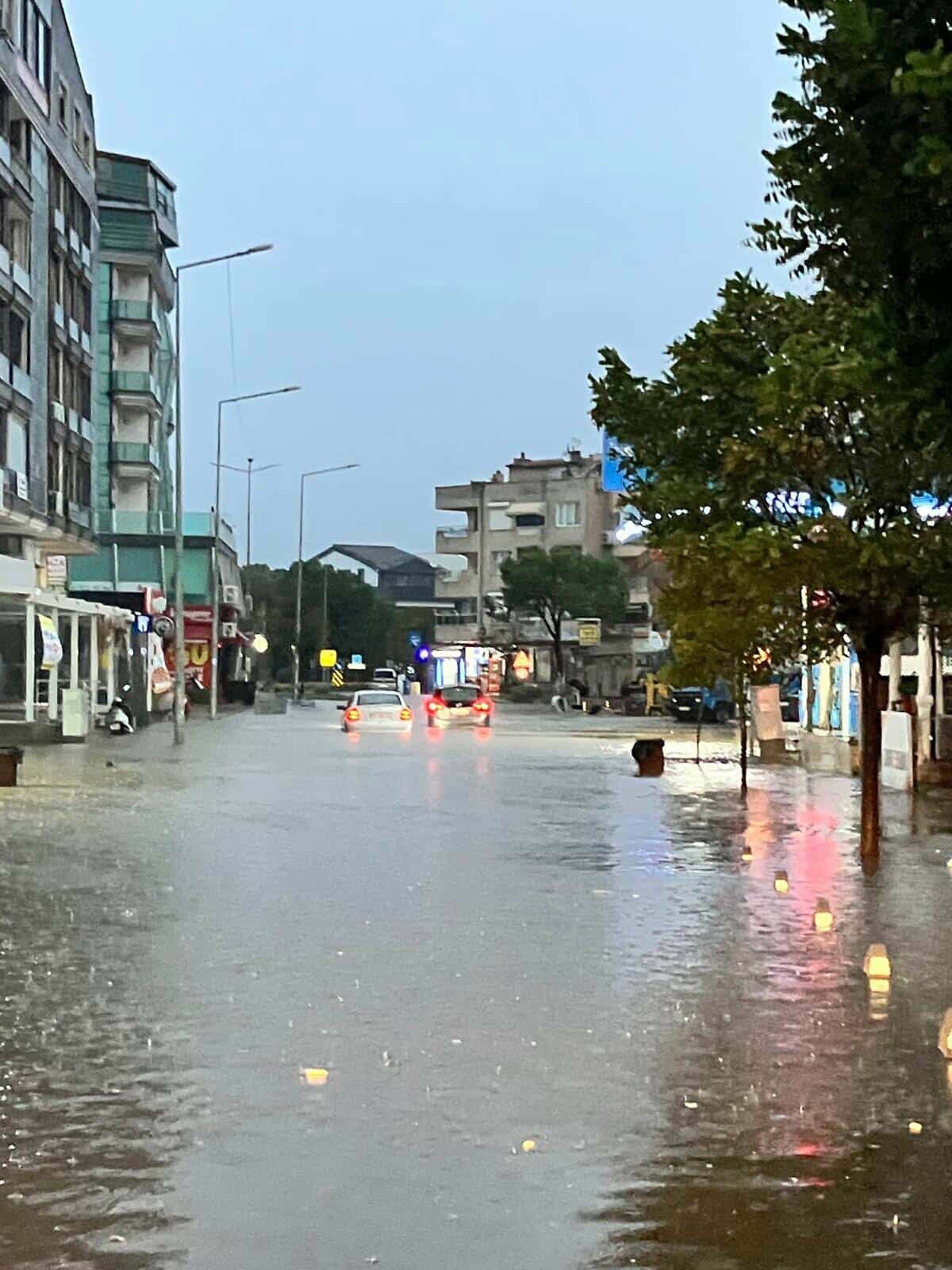 İzmir'de sağanak etkili oldu