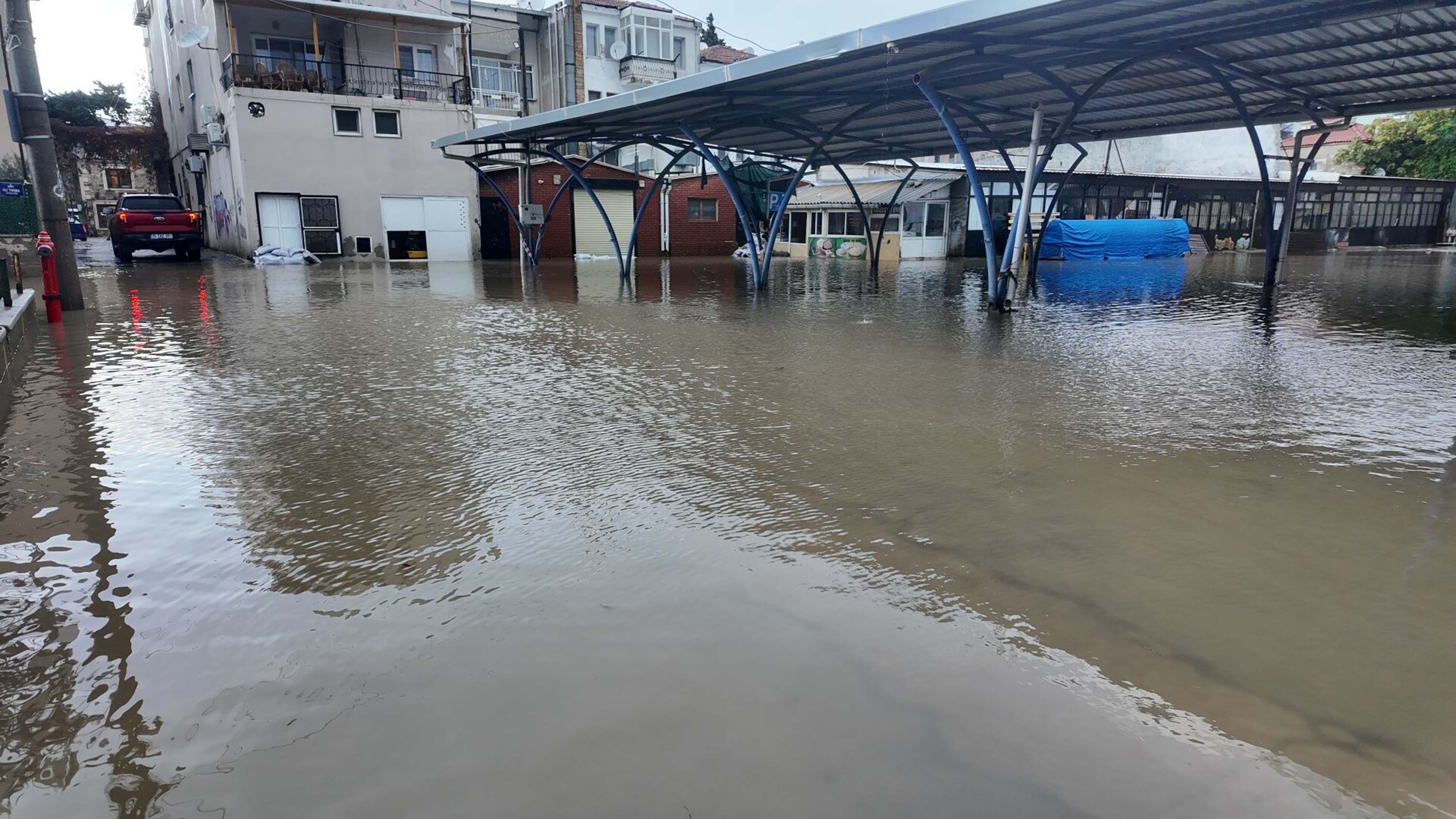 İzmir'de sağanak etkili oldu