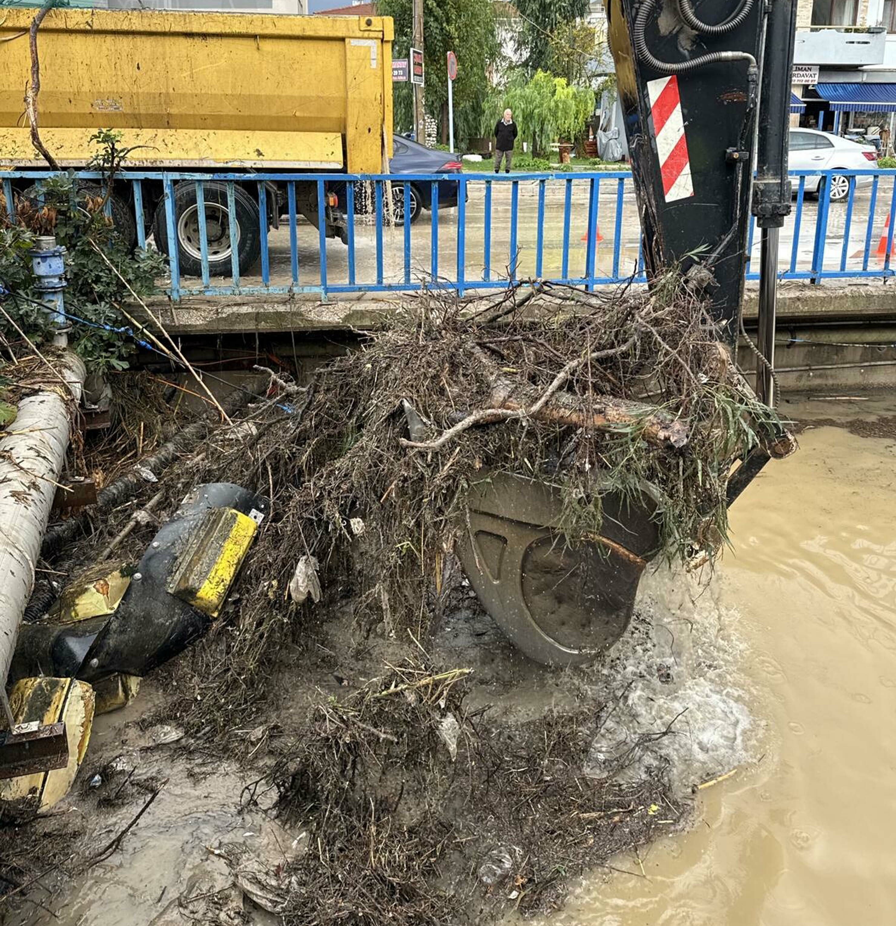 İzmir'de sağanak etkili oldu