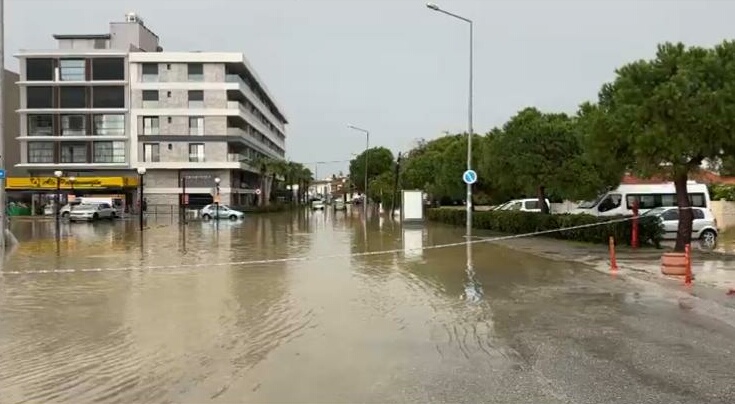 İzmir'de sağanak etkili oldu
