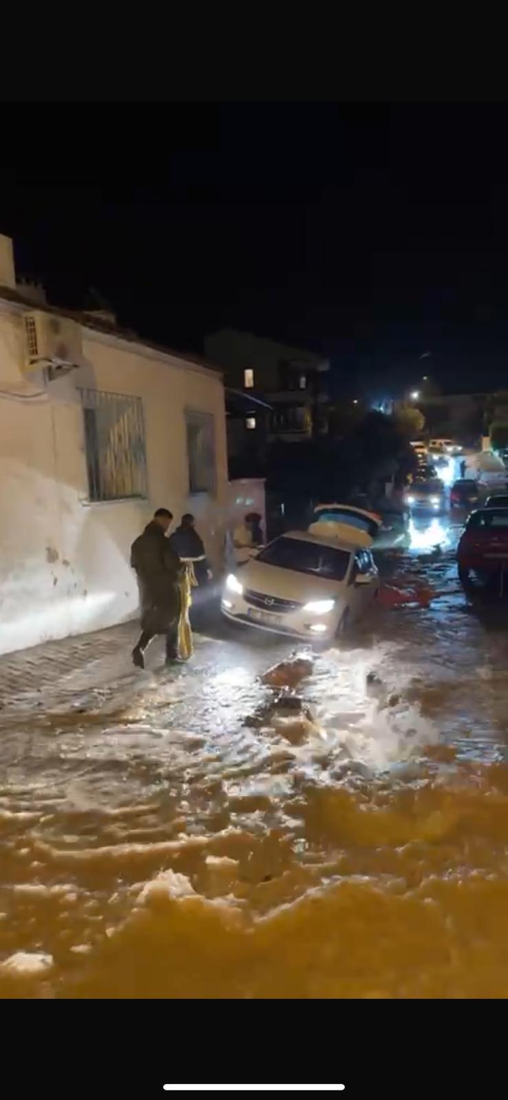 İzmir'de sağanak etkili oldu