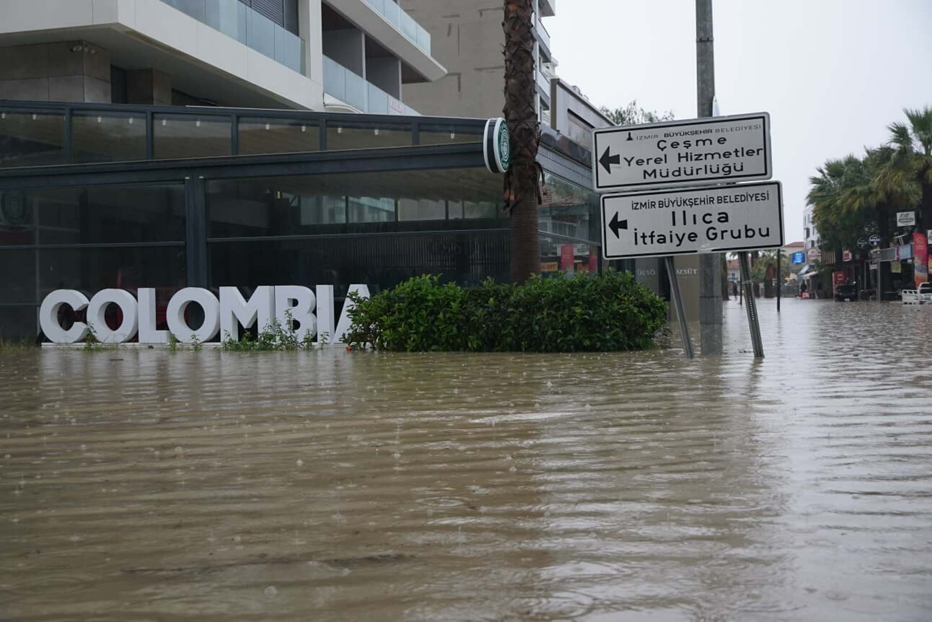 İzmir'de sağanak etkili oldu