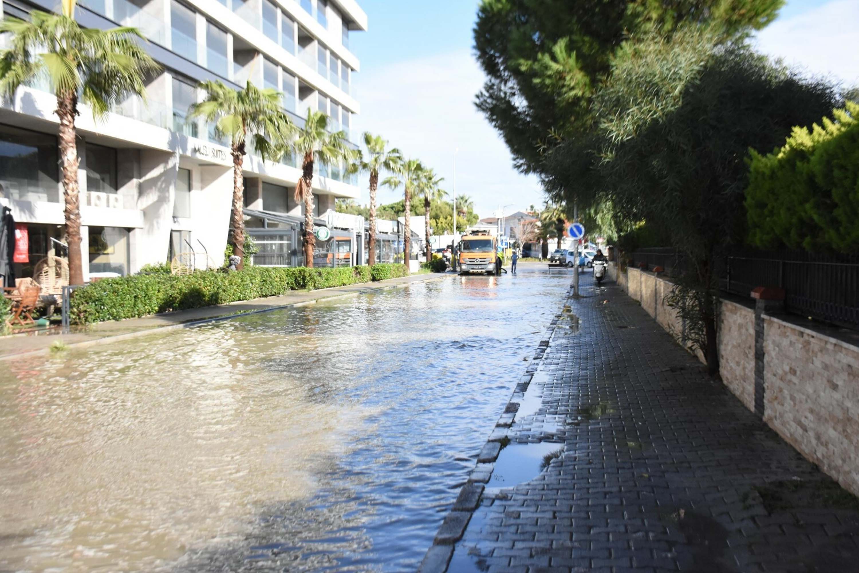 İzmir'de sağanak etkili oldu