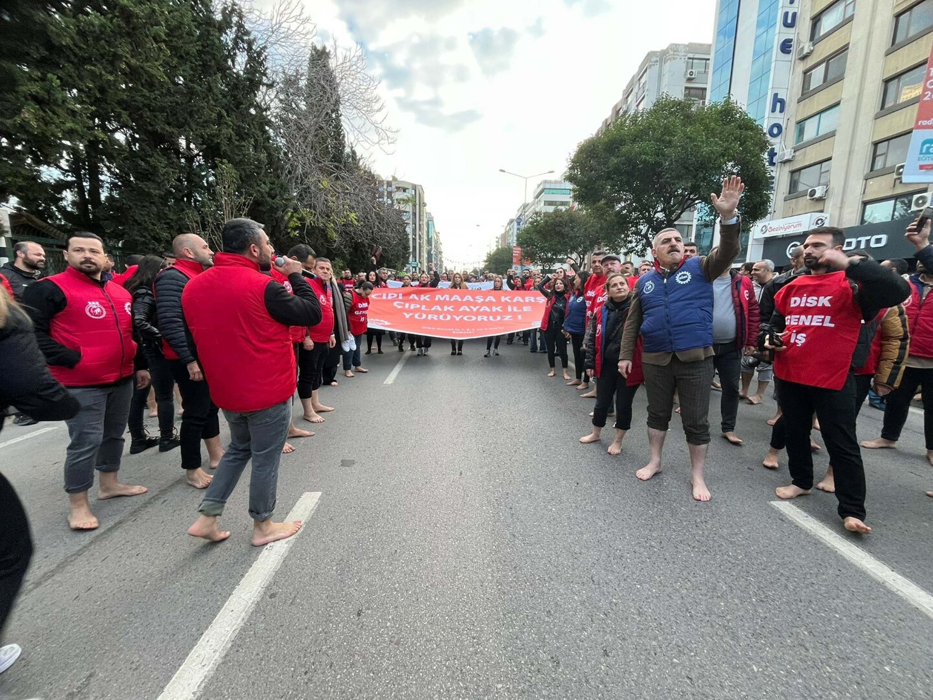 İzmir'de belediye işçileri 'çıplak ayakla' yürüdü