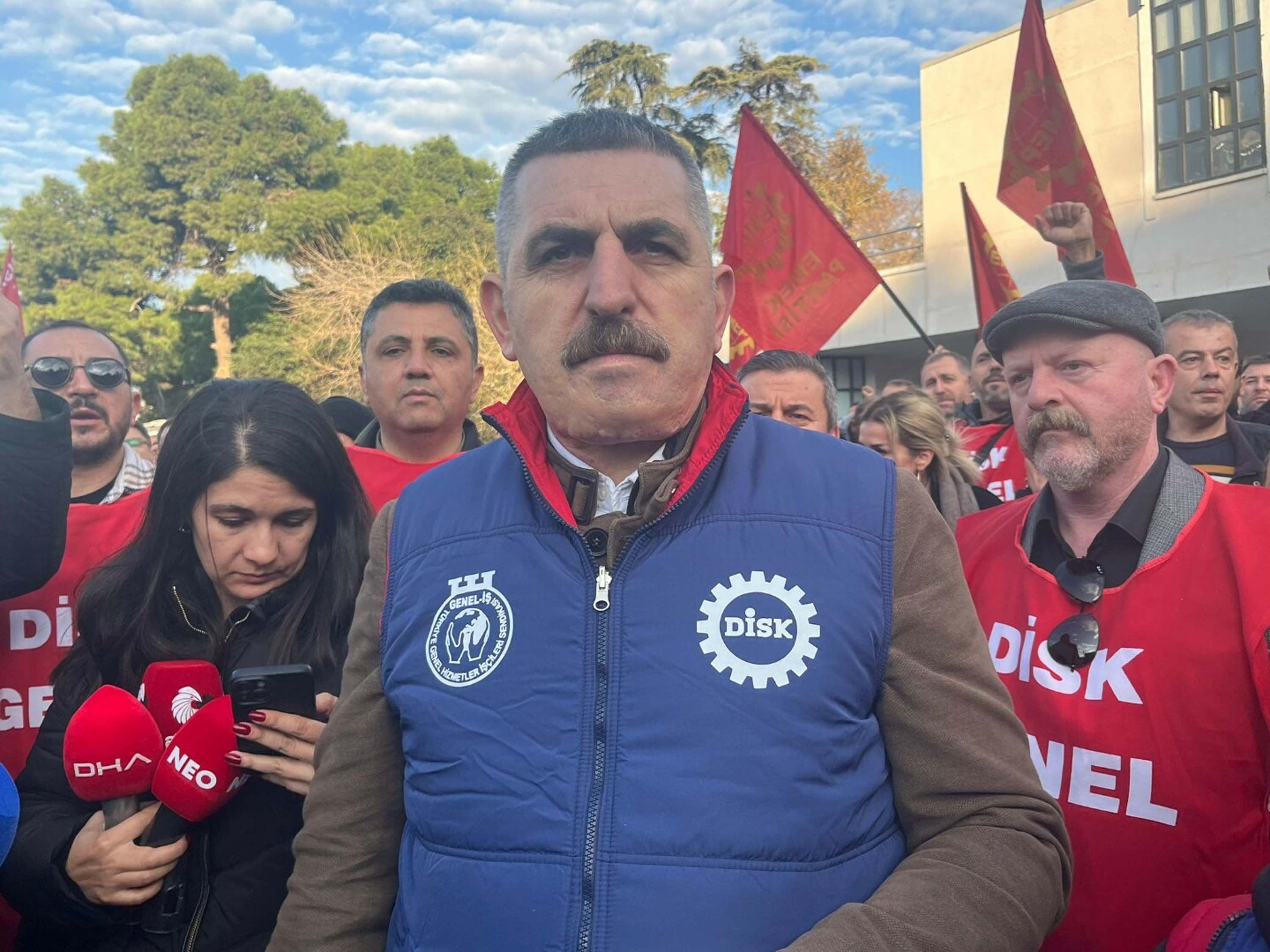 İzmir'de belediye işçileri 'çıplak ayakla' yürüdü