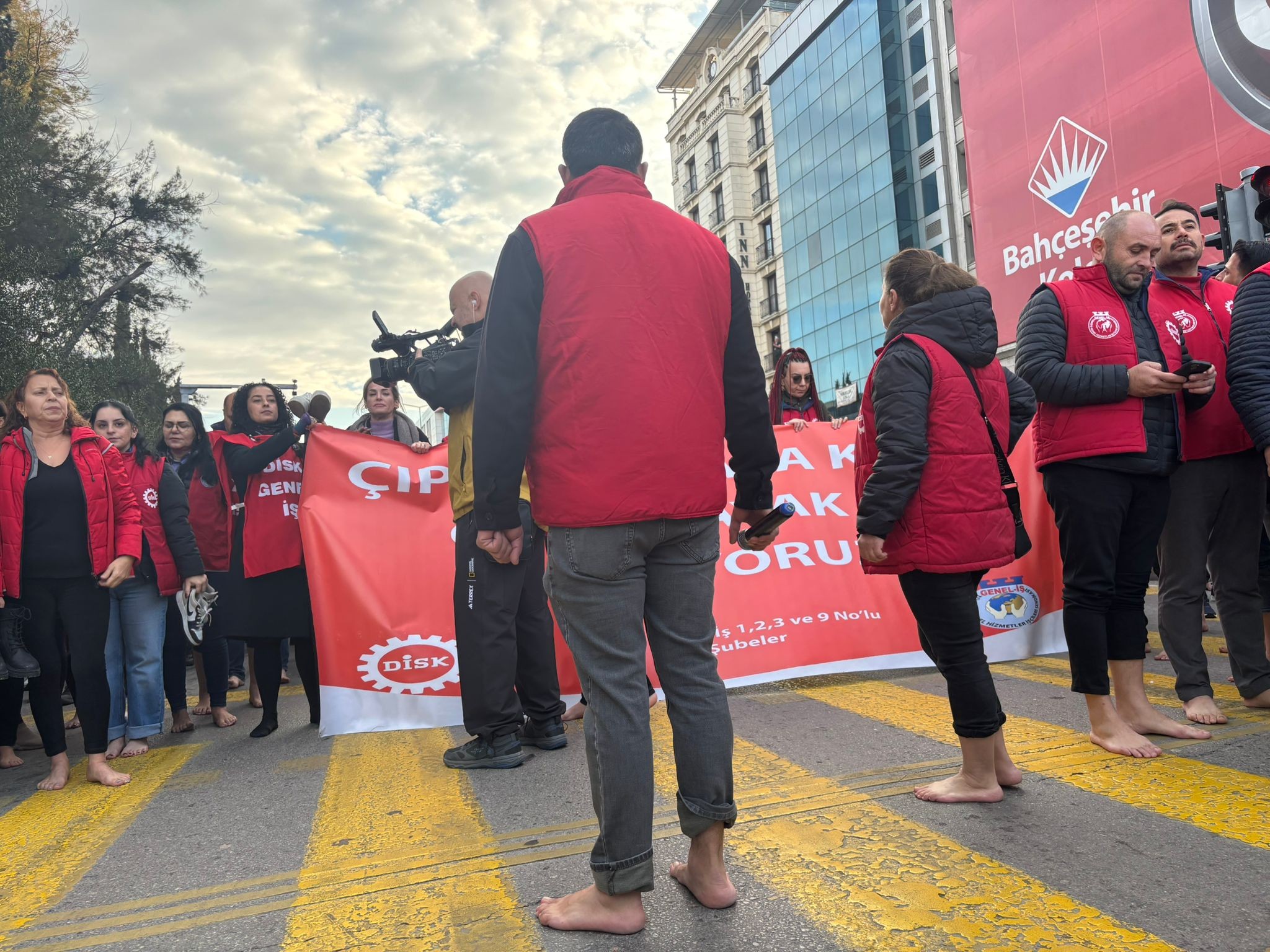 İzmir'de belediye işçileri 'çıplak ayakla' yürüdü