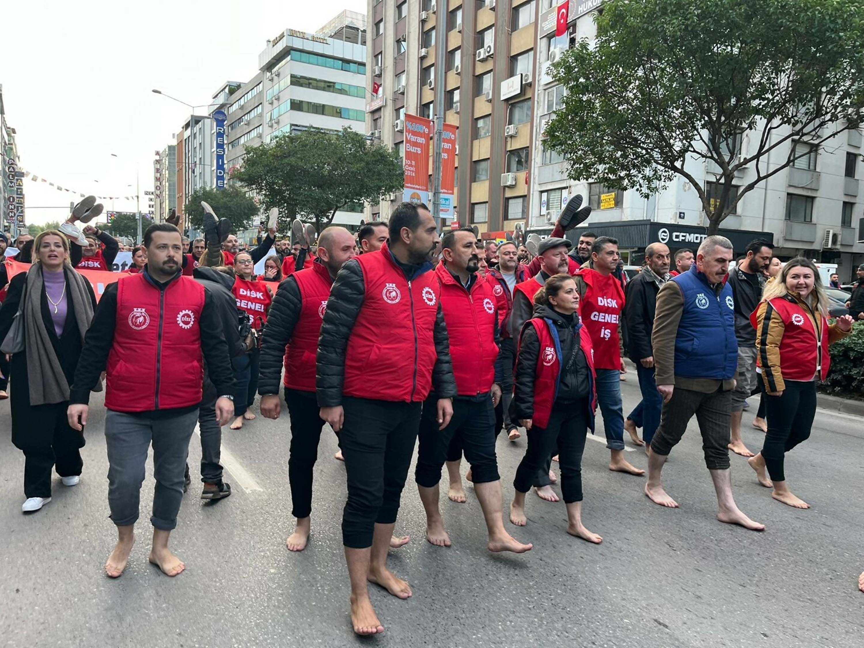 İzmir'de belediye işçileri 'çıplak ayakla' yürüdü
