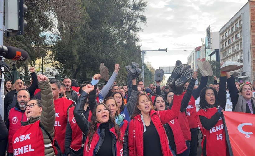İzmir'de belediye işçileri 'çıplak ayakla' yürüdü
