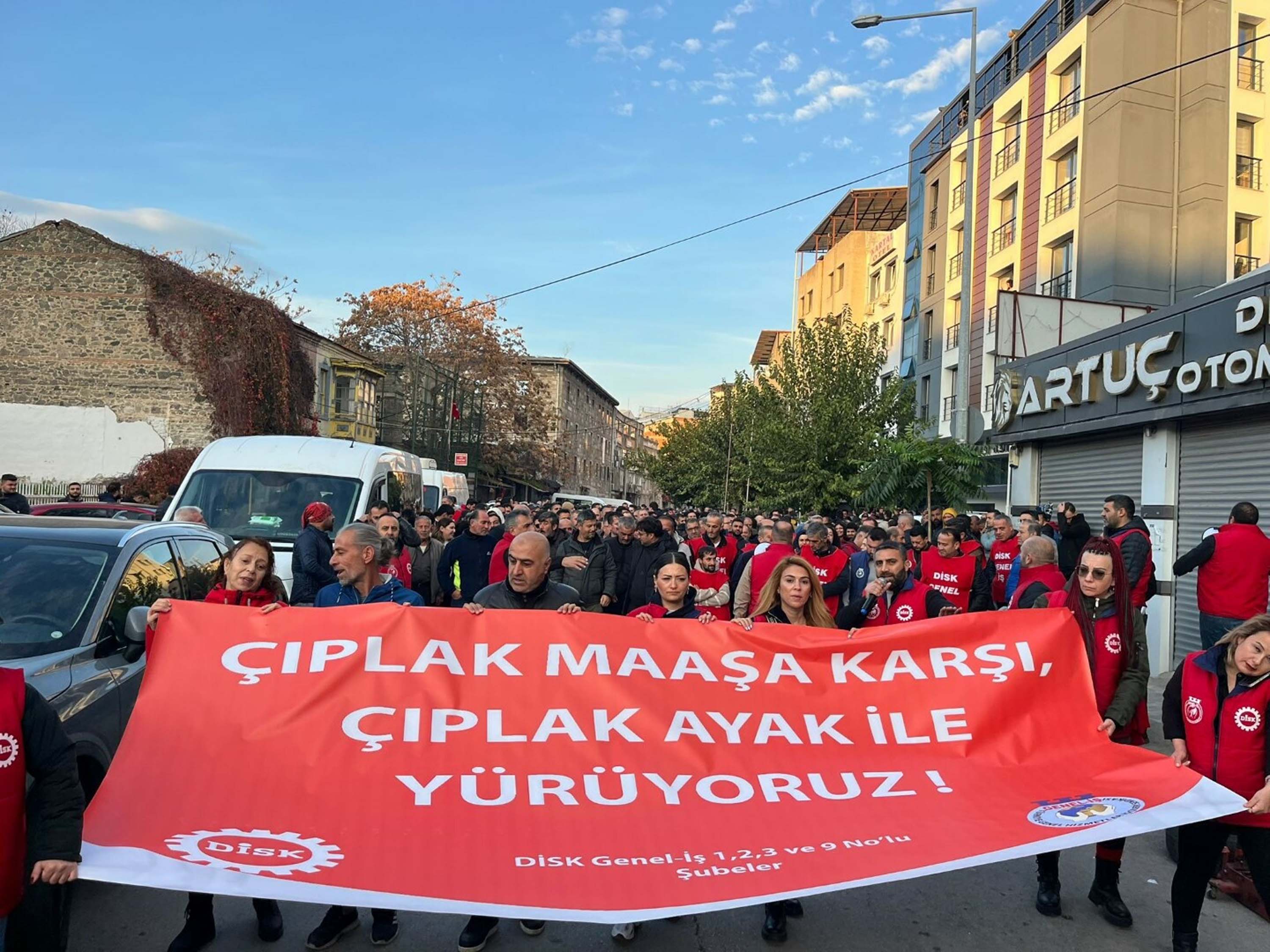 İzmir'de belediye işçileri 'çıplak ayakla' yürüdü