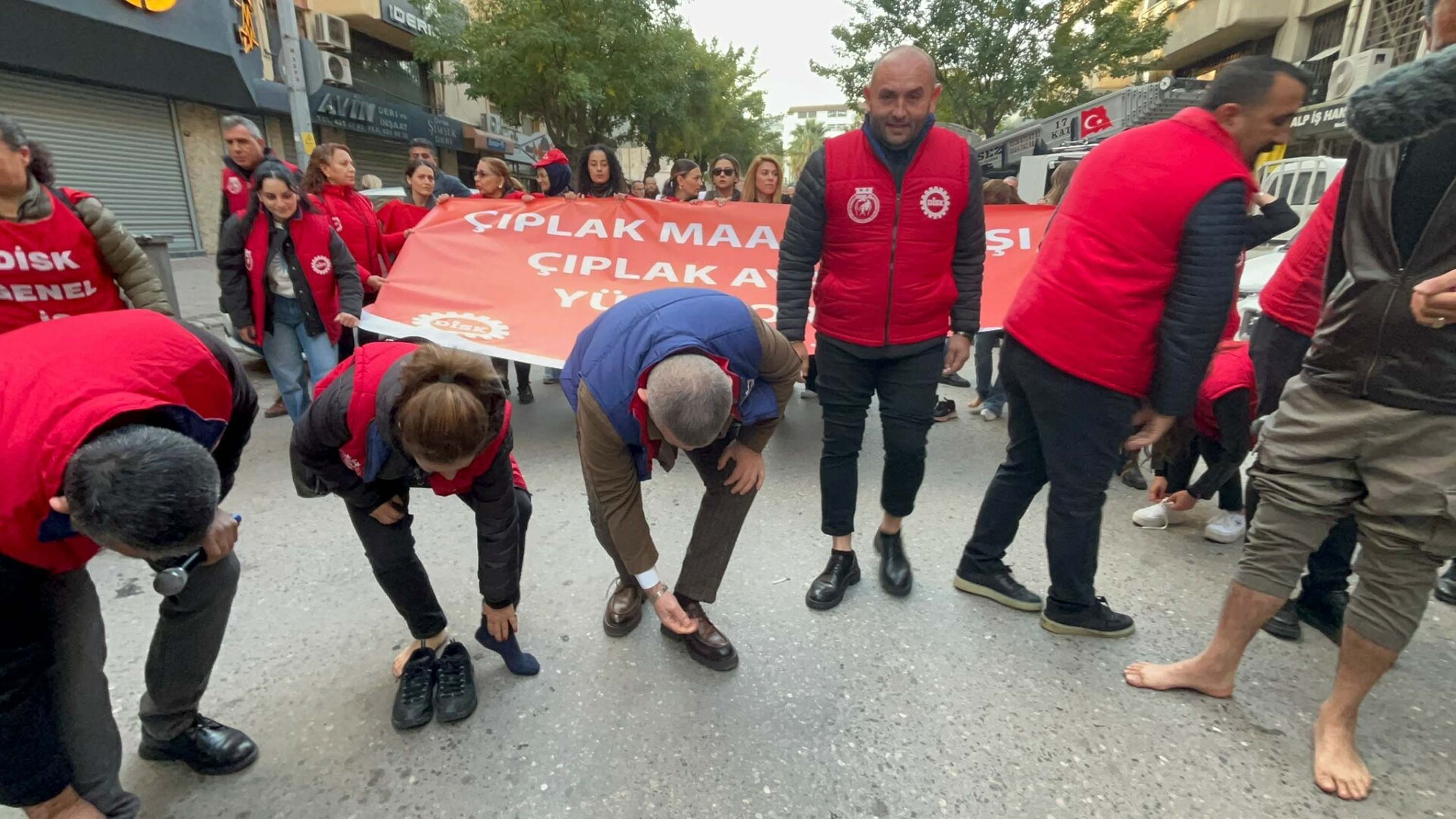 İzmir'de belediye işçileri 'çıplak ayakla' yürüdü