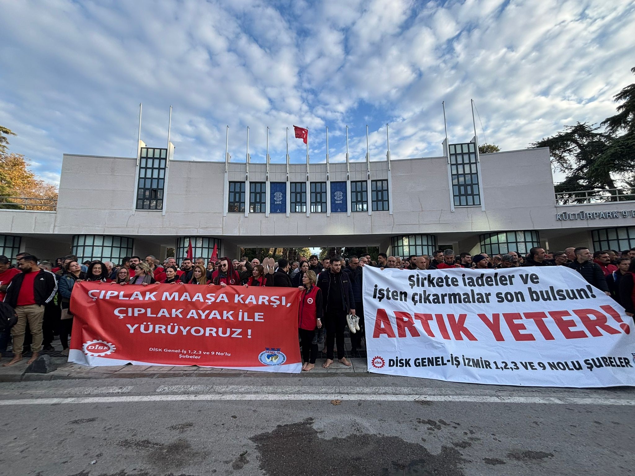 İzmir'de belediye işçileri 'çıplak ayakla' yürüdü