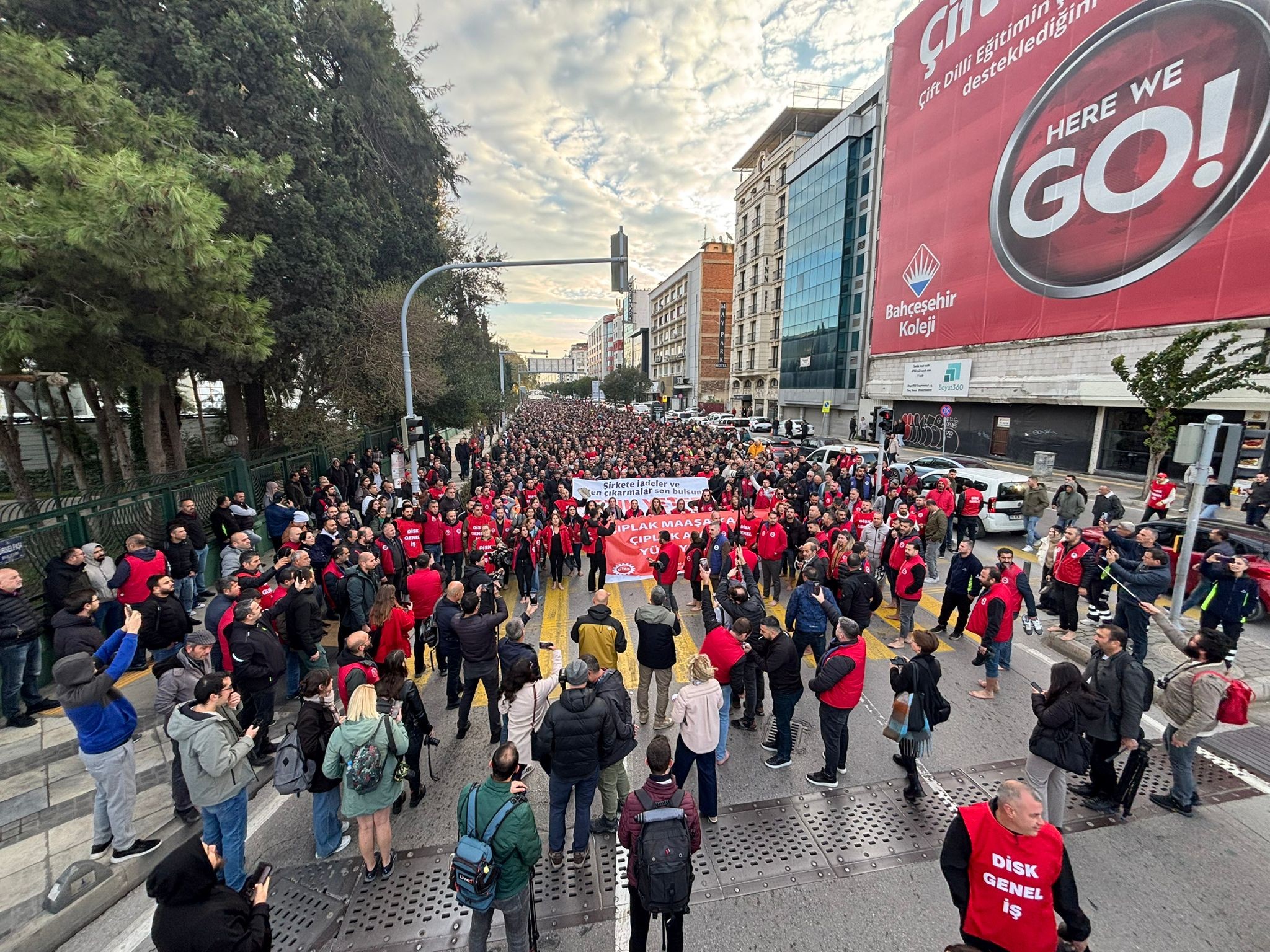 İzmir'de belediye işçileri 'çıplak ayakla' yürüdü