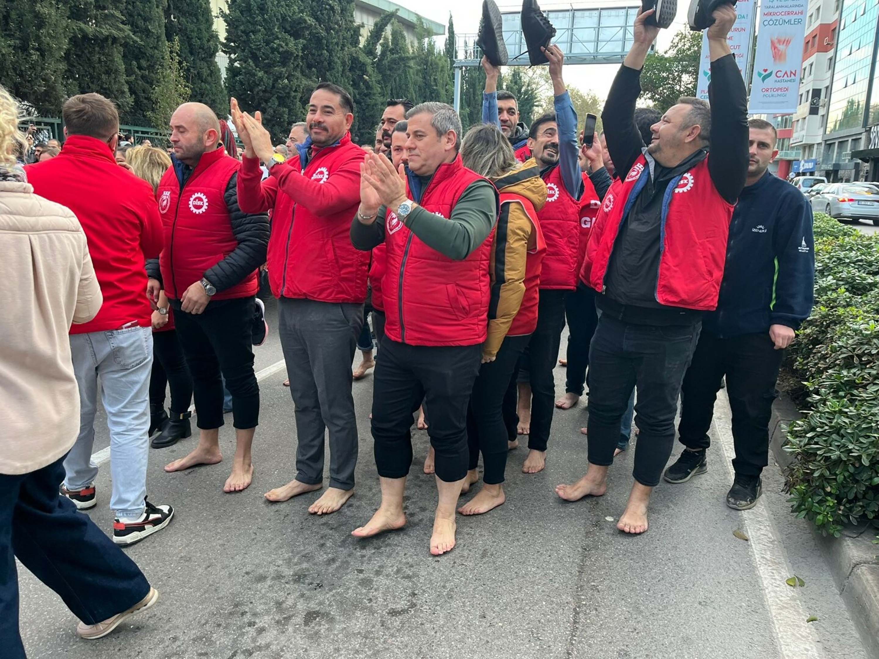 İzmir'de belediye işçileri 'çıplak ayakla' yürüdü