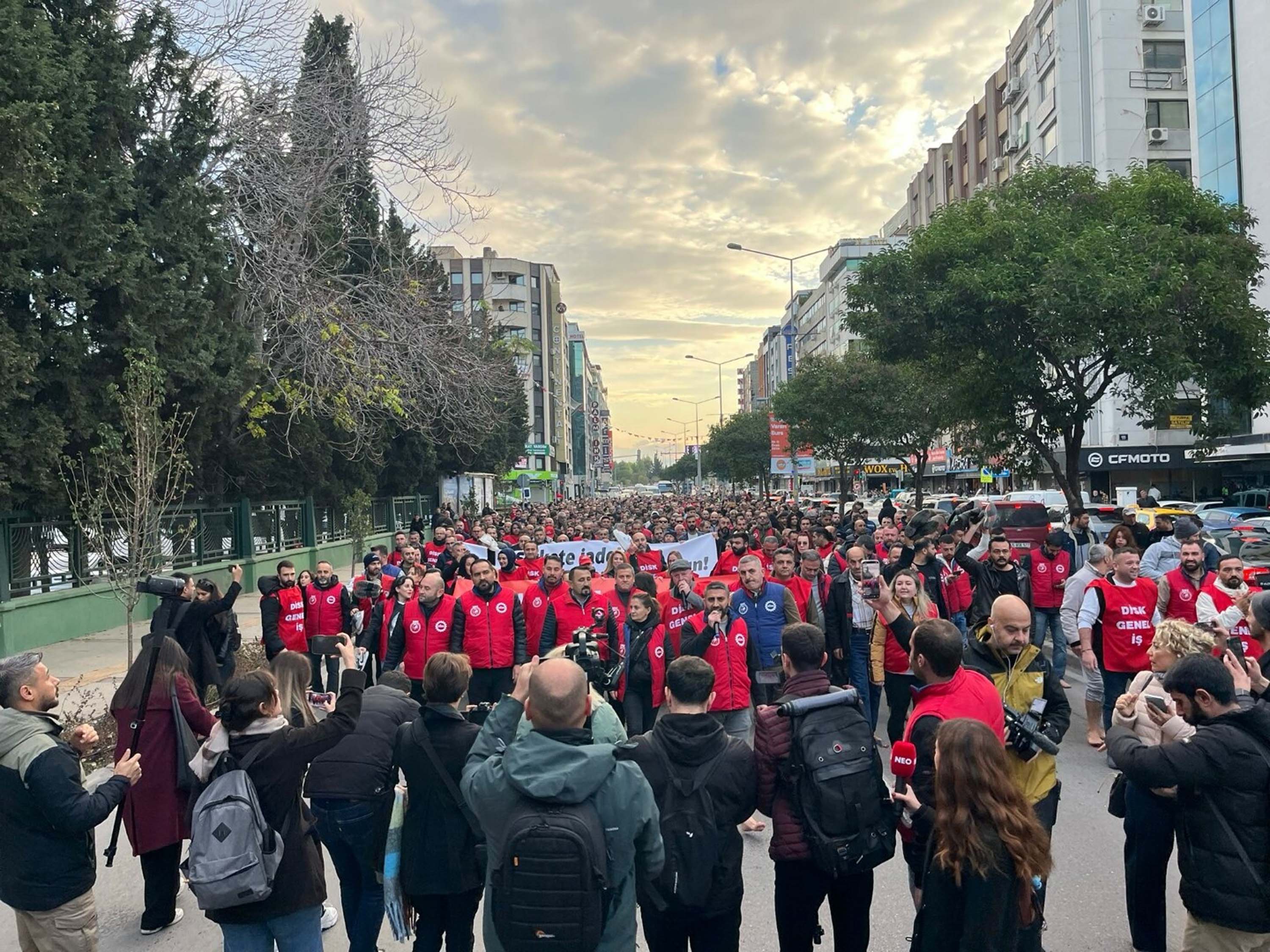 İzmir'de belediye işçileri 'çıplak ayakla' yürüdü