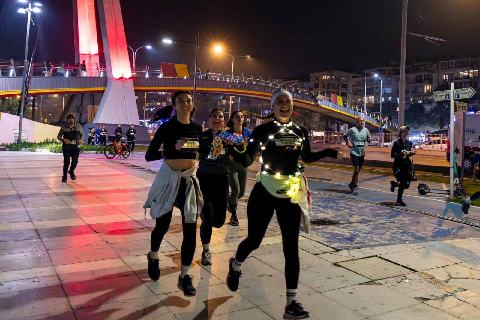 En uzun geceyi İzmirliler aydınlattı