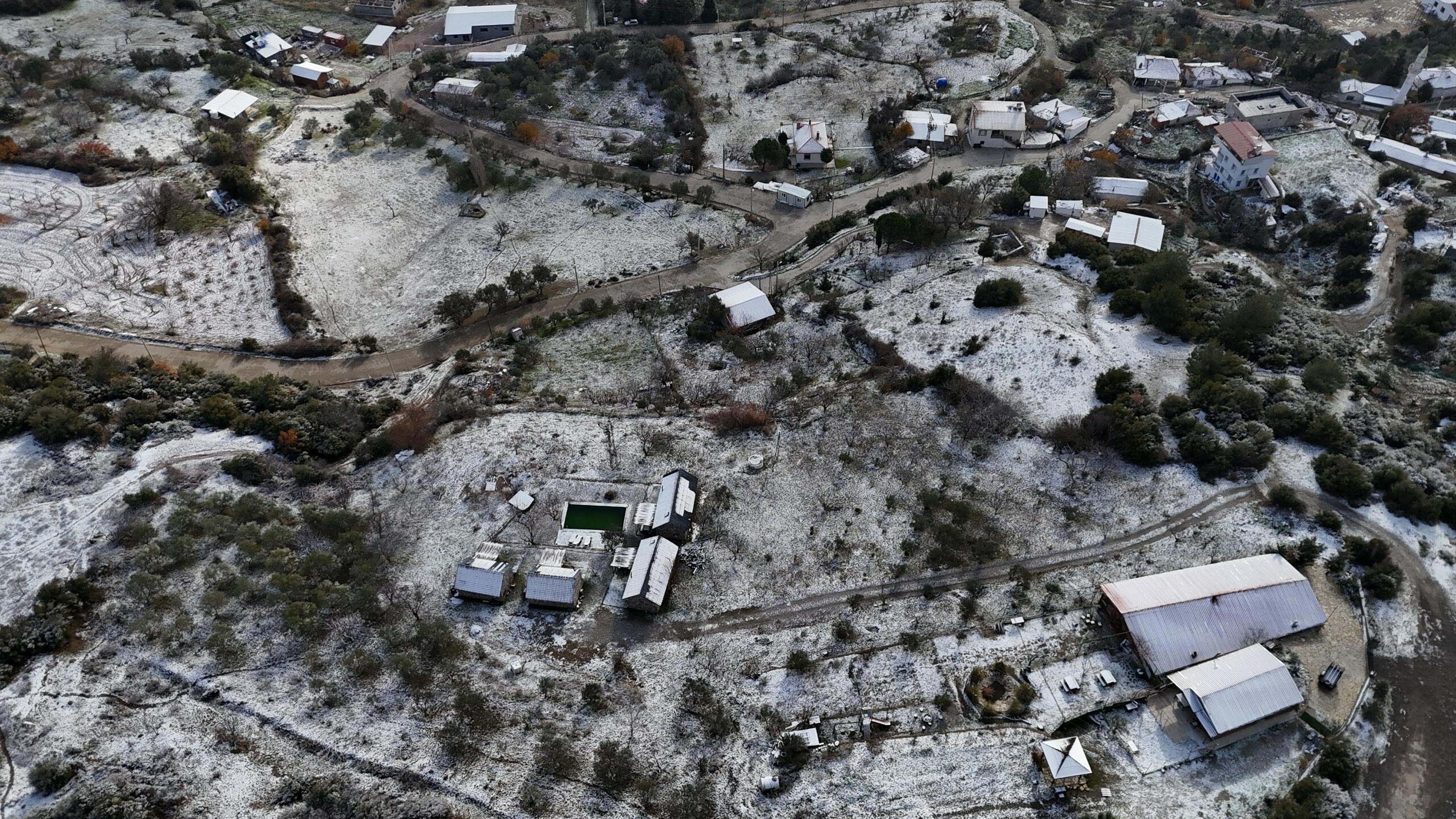 İzmir’in yüksek kesimlerine mevsimin ilk karı düştü