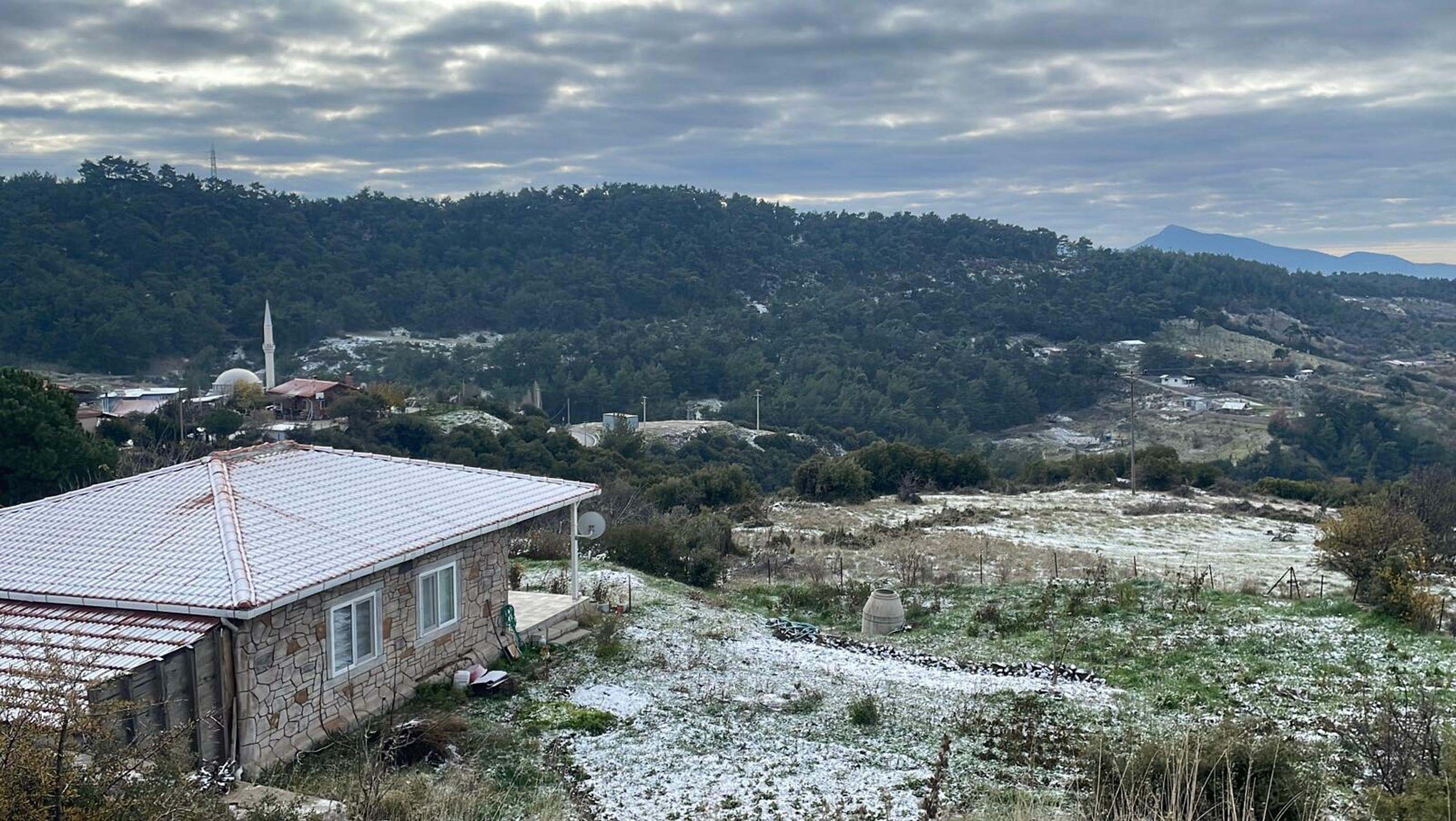 İzmir’in yüksek kesimlerine mevsimin ilk karı düştü
